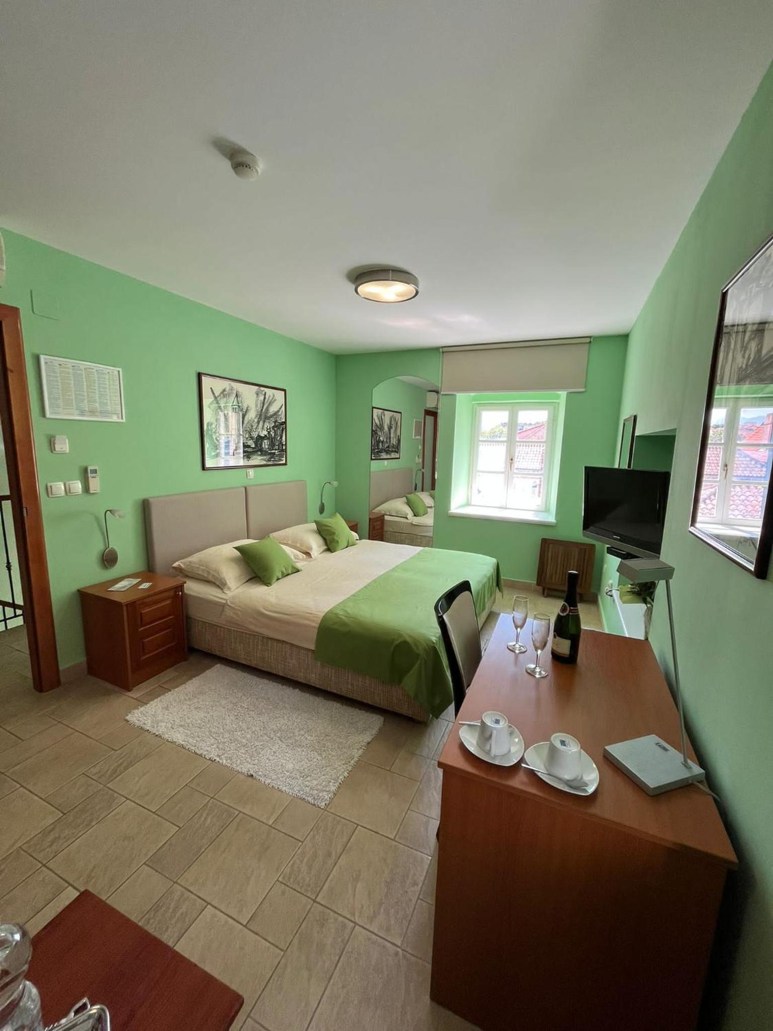 Standard Double Room - Photo 9