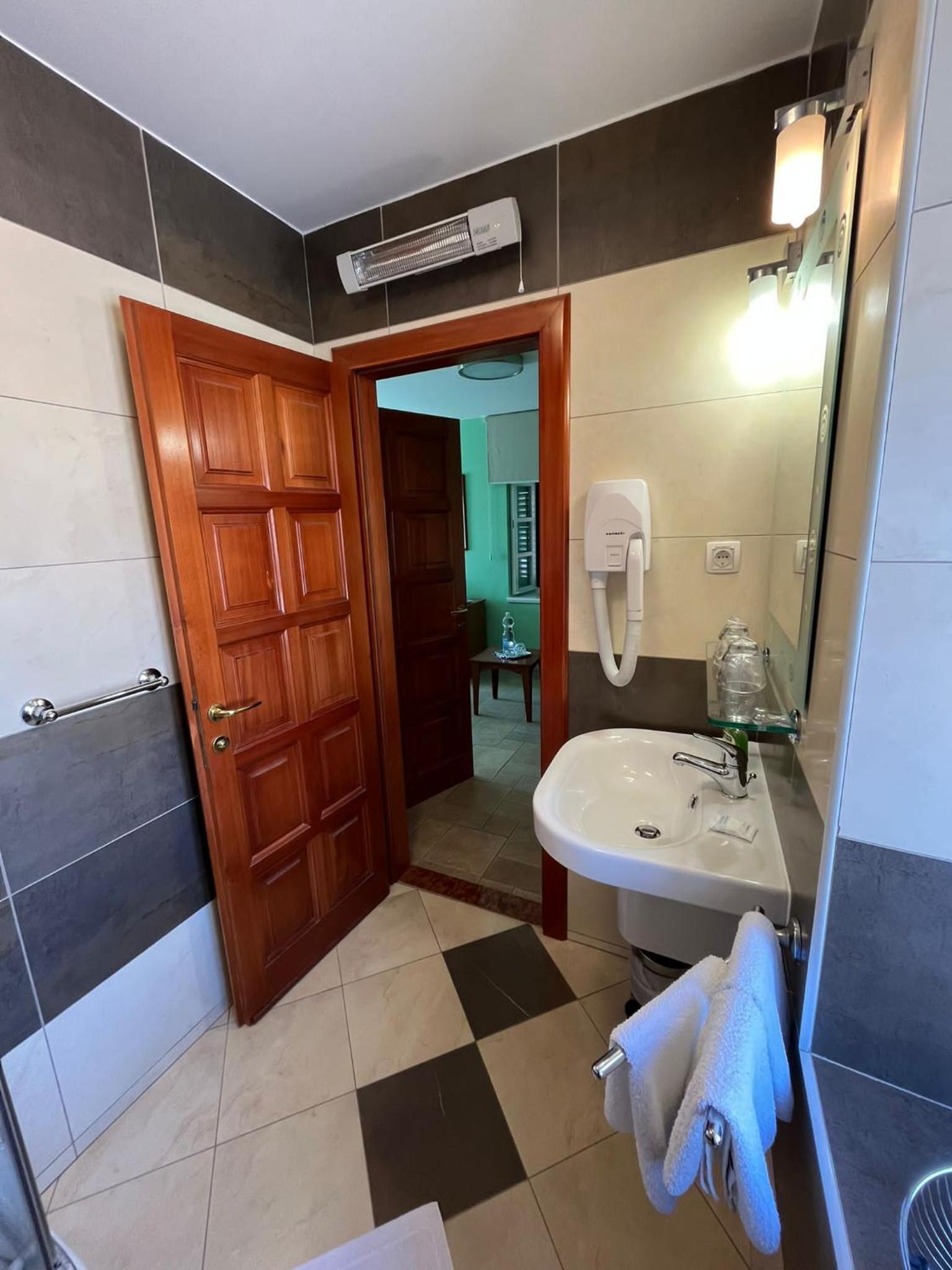 Standard Double Room - Photo 5