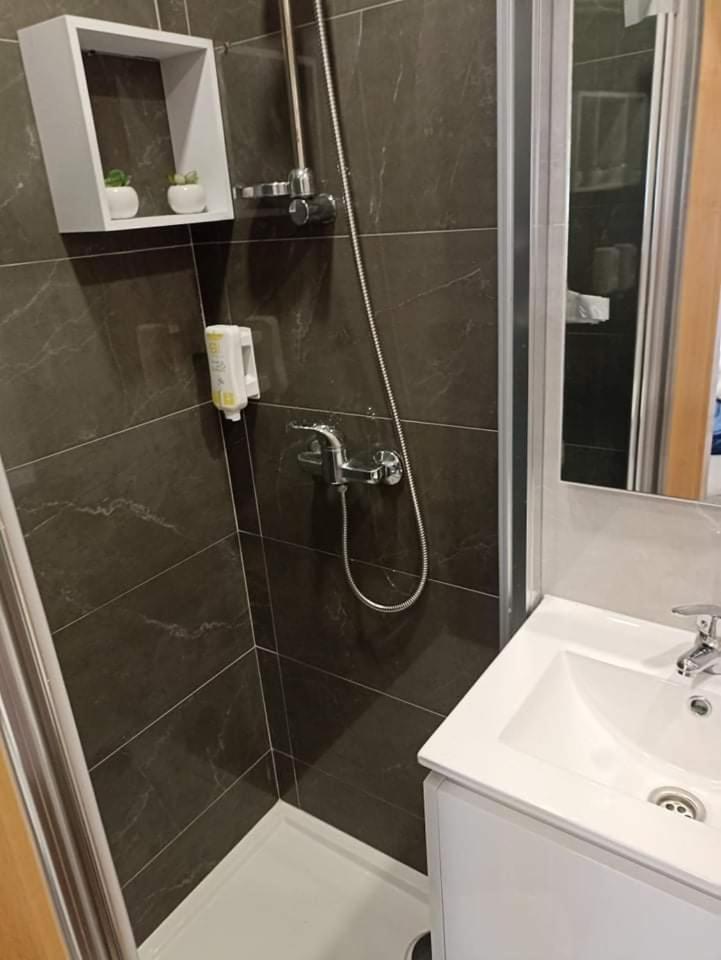 Double Room with Balcony (2 Adults + 1 Child) - Photo 6