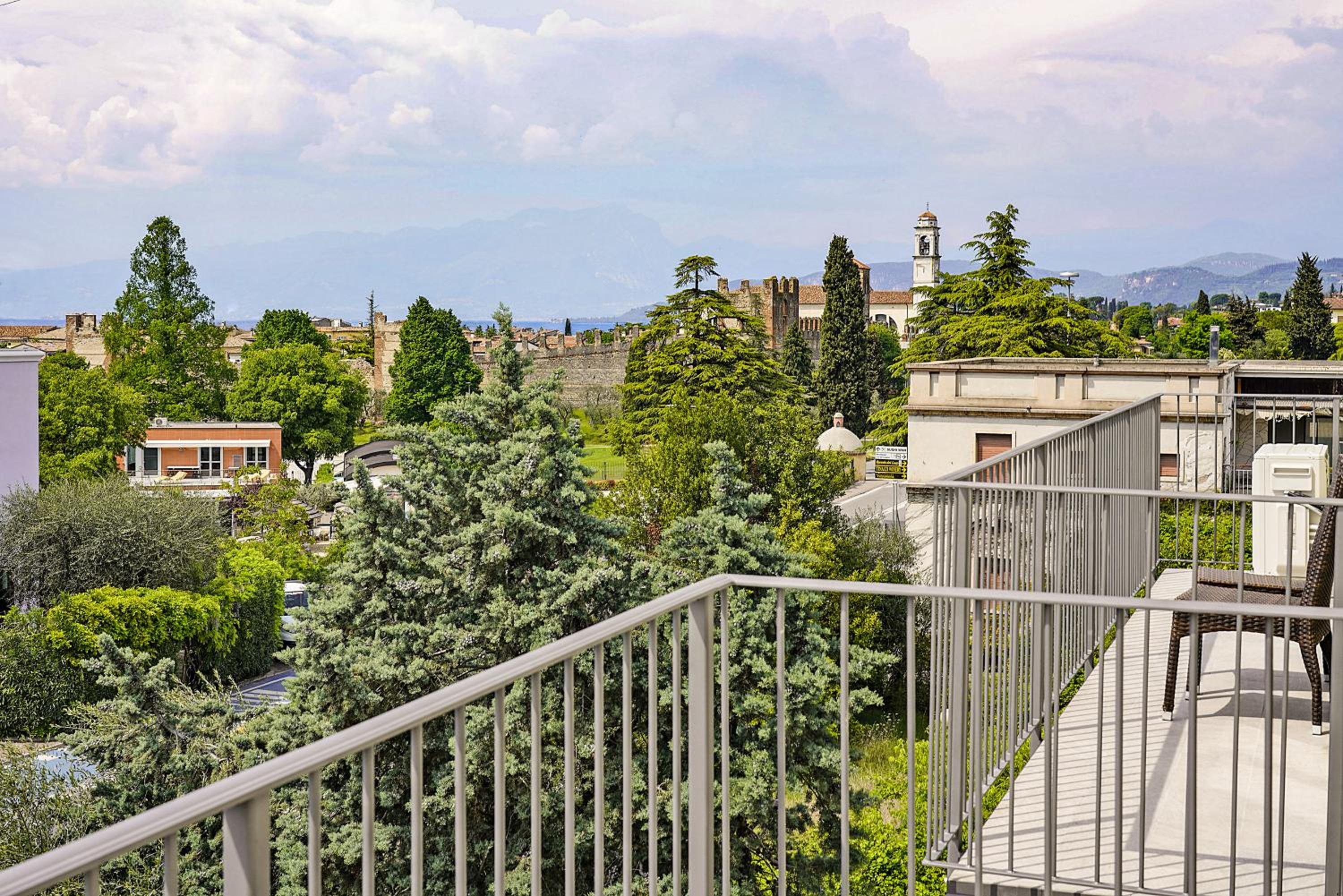 One-Bedroom Apartment with Partial Lake View photo 3