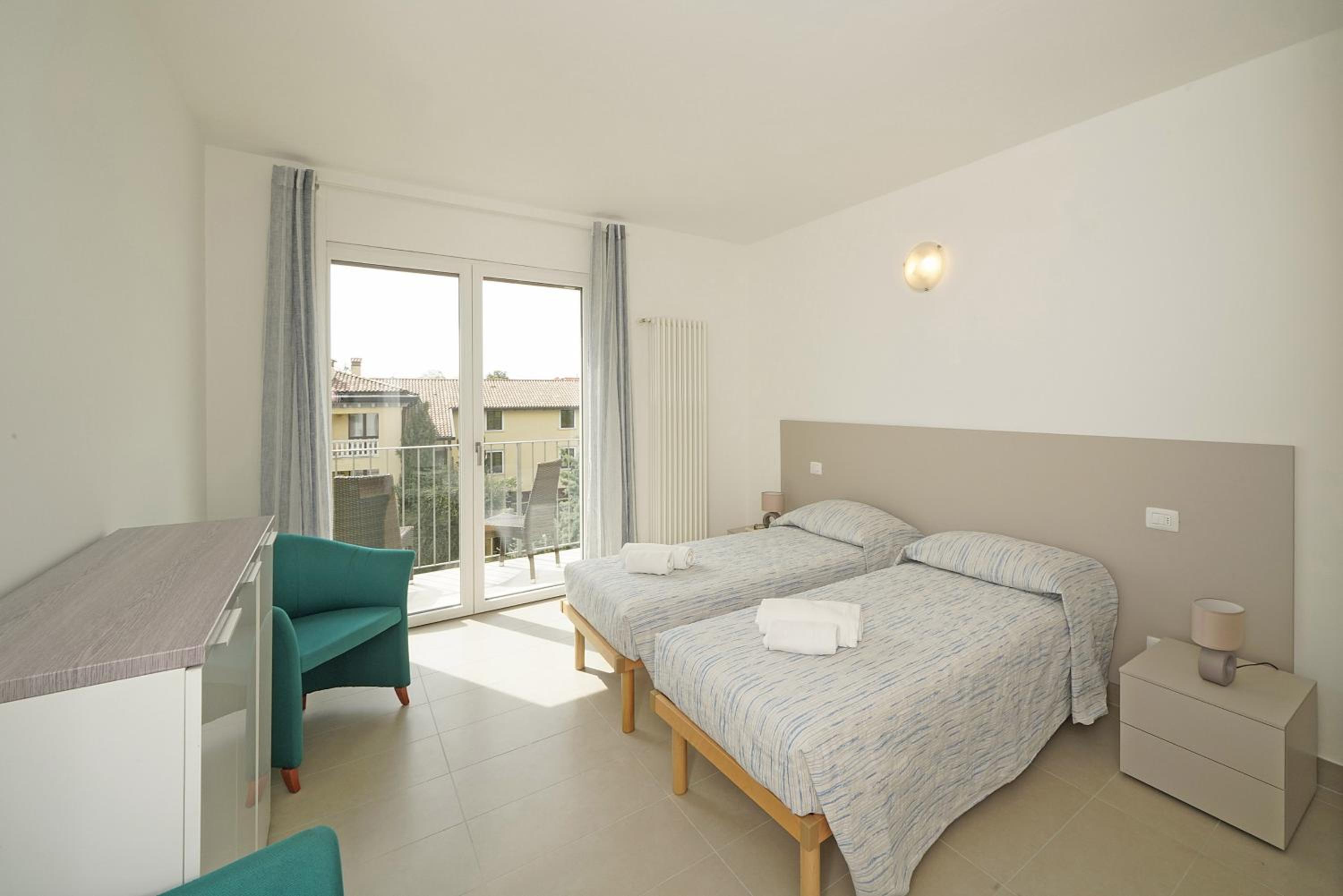 Two-Bedroom Apartment with partial Lake View photo 3