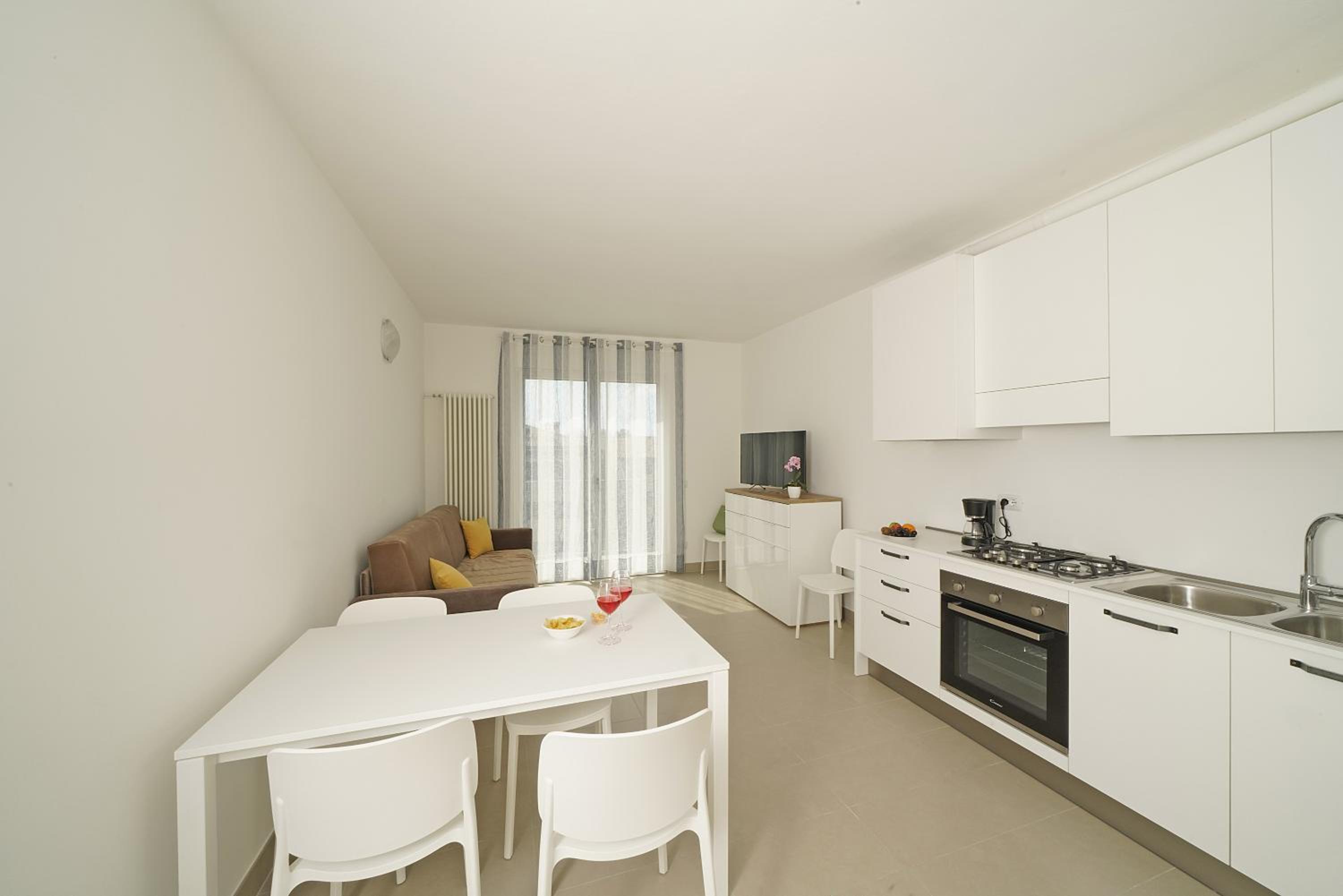 Two-Bedroom Apartment with partial Lake View photo 3