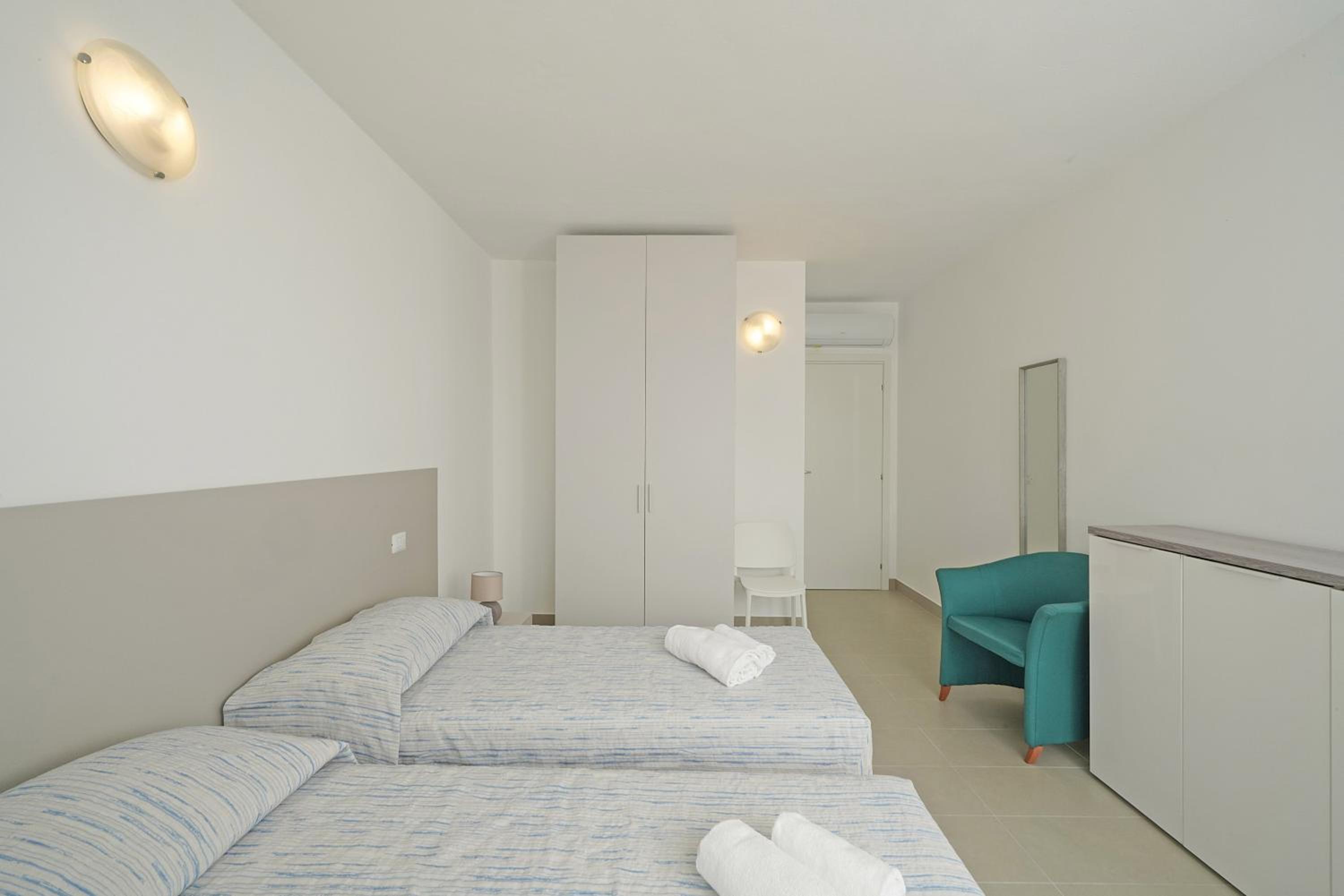Two-Bedroom Apartment with partial Lake View photo 2