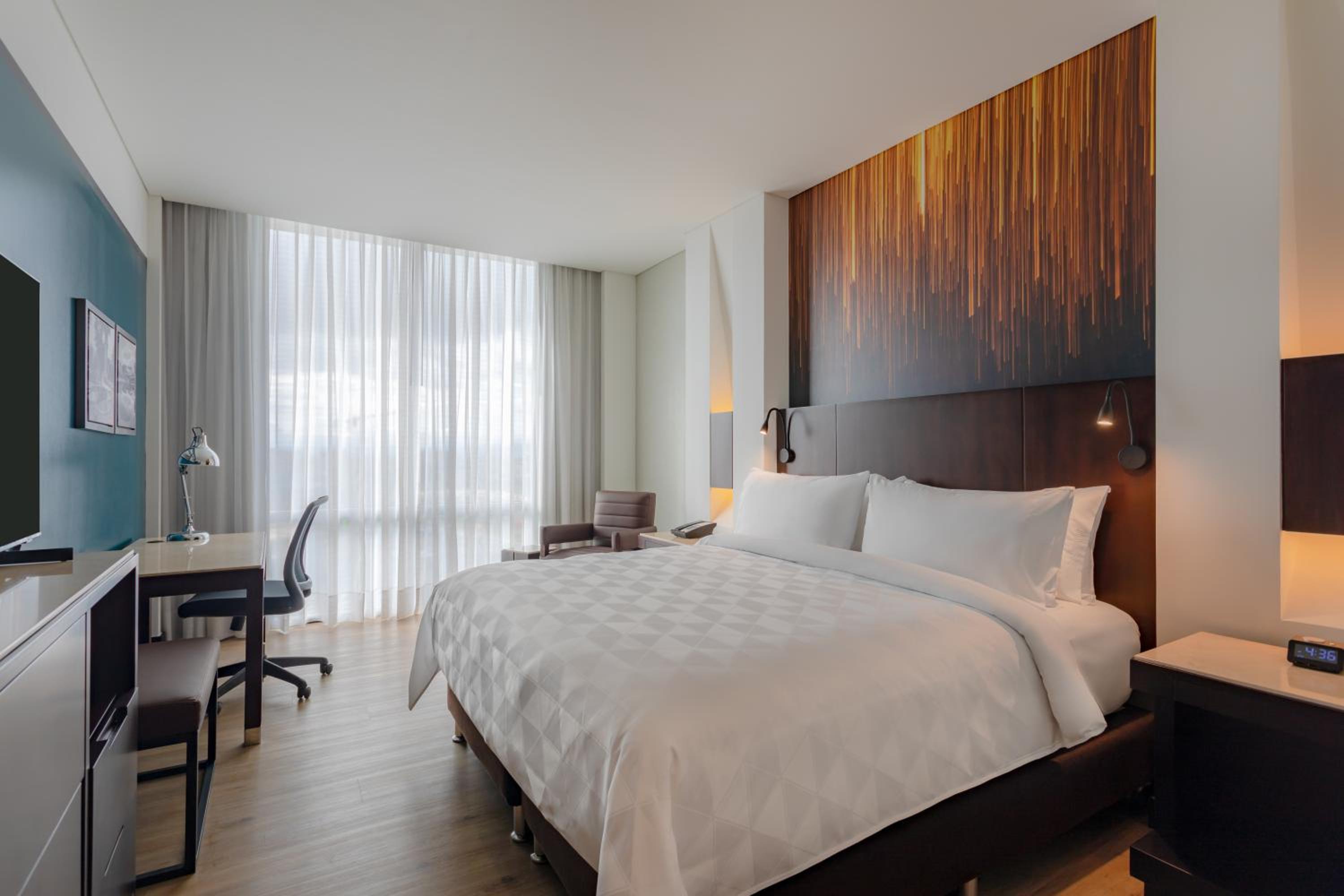 Standard King Room with City View - High Floor photo 1