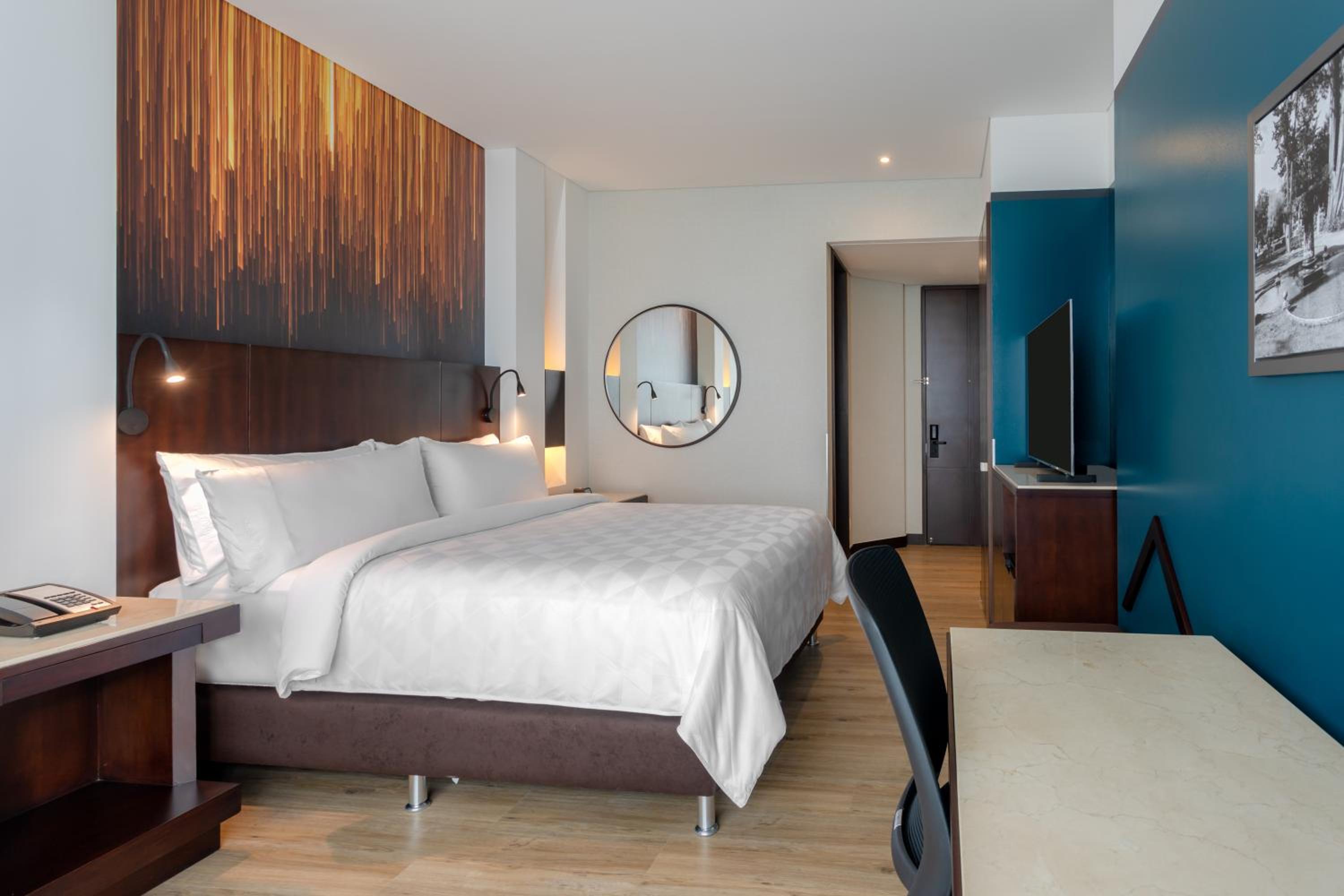 Standard King Room with City View - High Floor photo 2