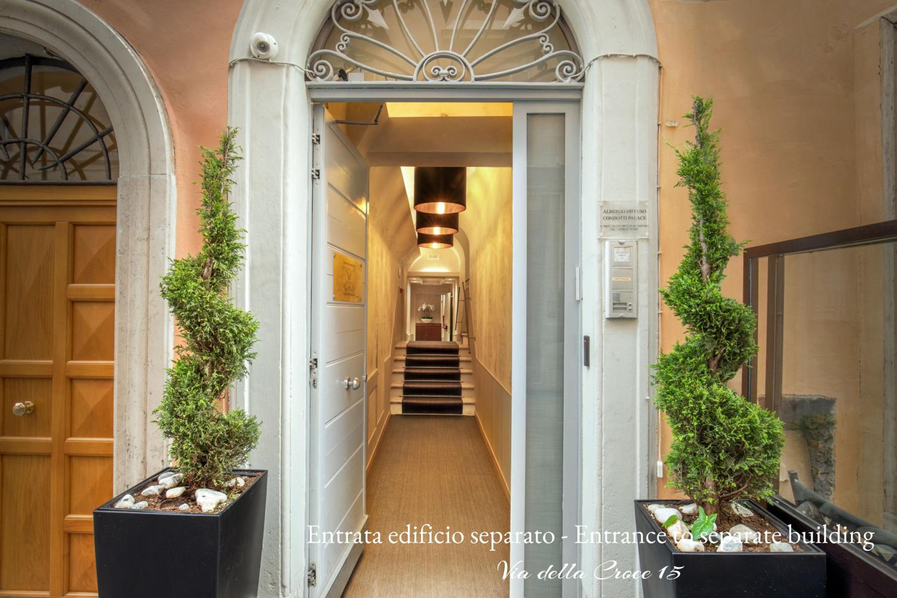 Two Connecting Rooms - Via della Croce 15
