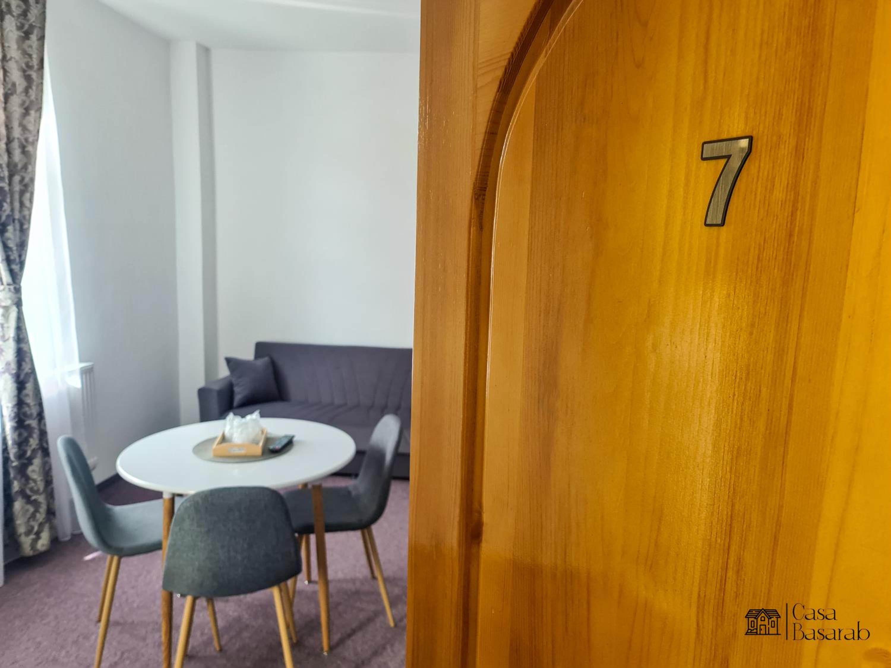 Suite - Photo 9