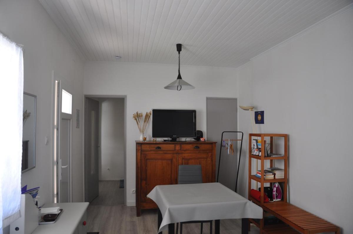 Double Room with Private Bathroom and Toilet photo 2