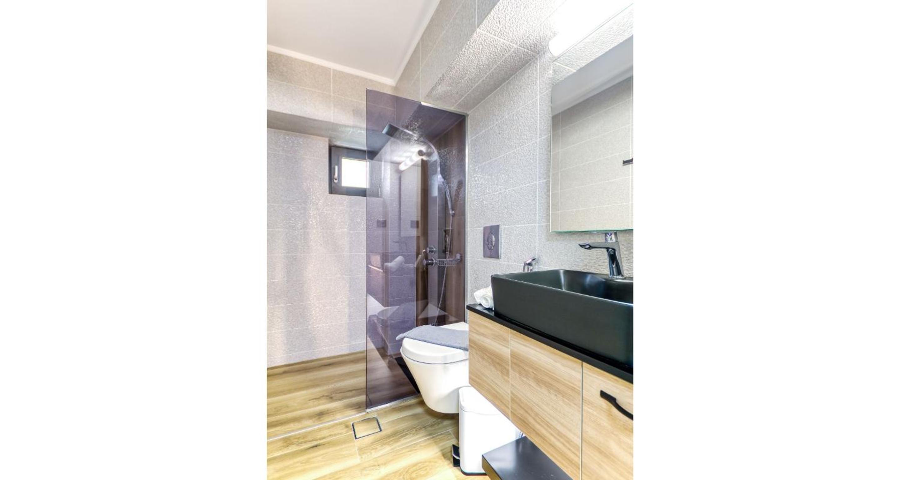 Suite -Split Level - Photo 5