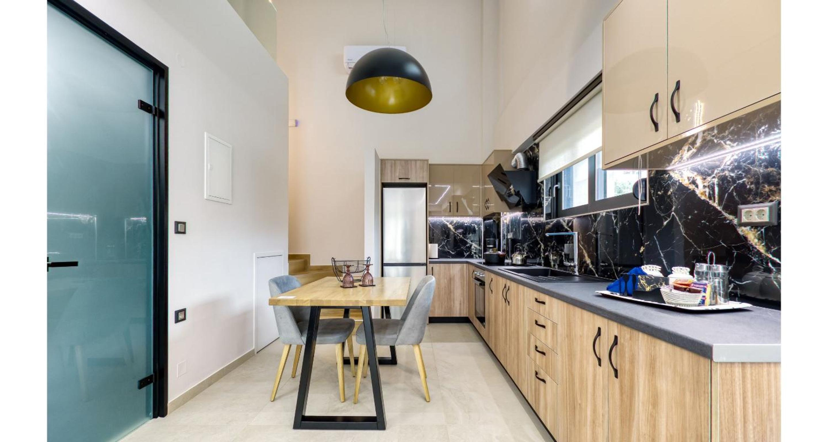 Suite -Split Level - Photo 2
