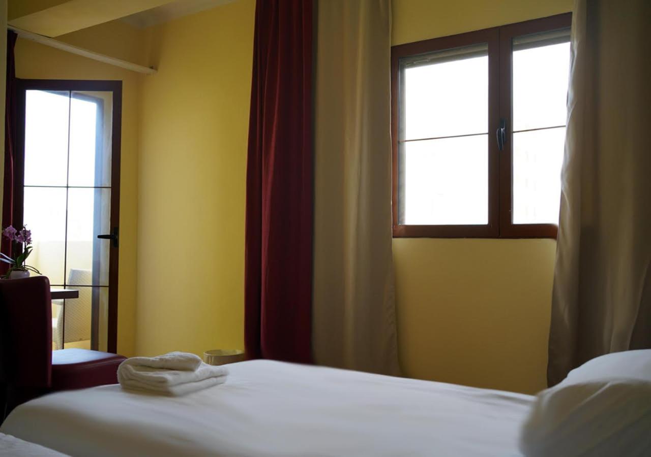 Twin Room with Balcony - Photo 9