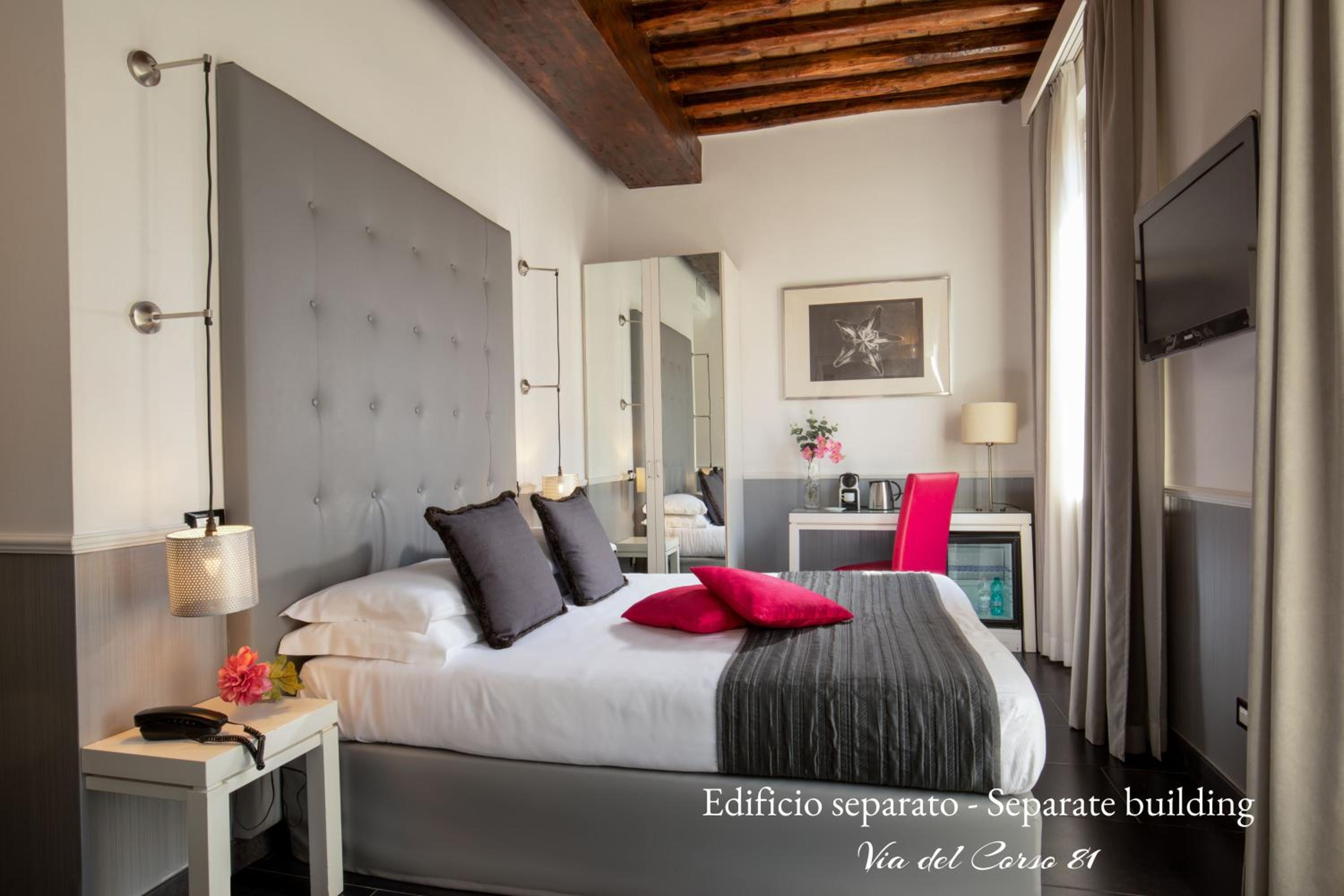 Superior Double Room - Via del Corso 81 thumbnail 5