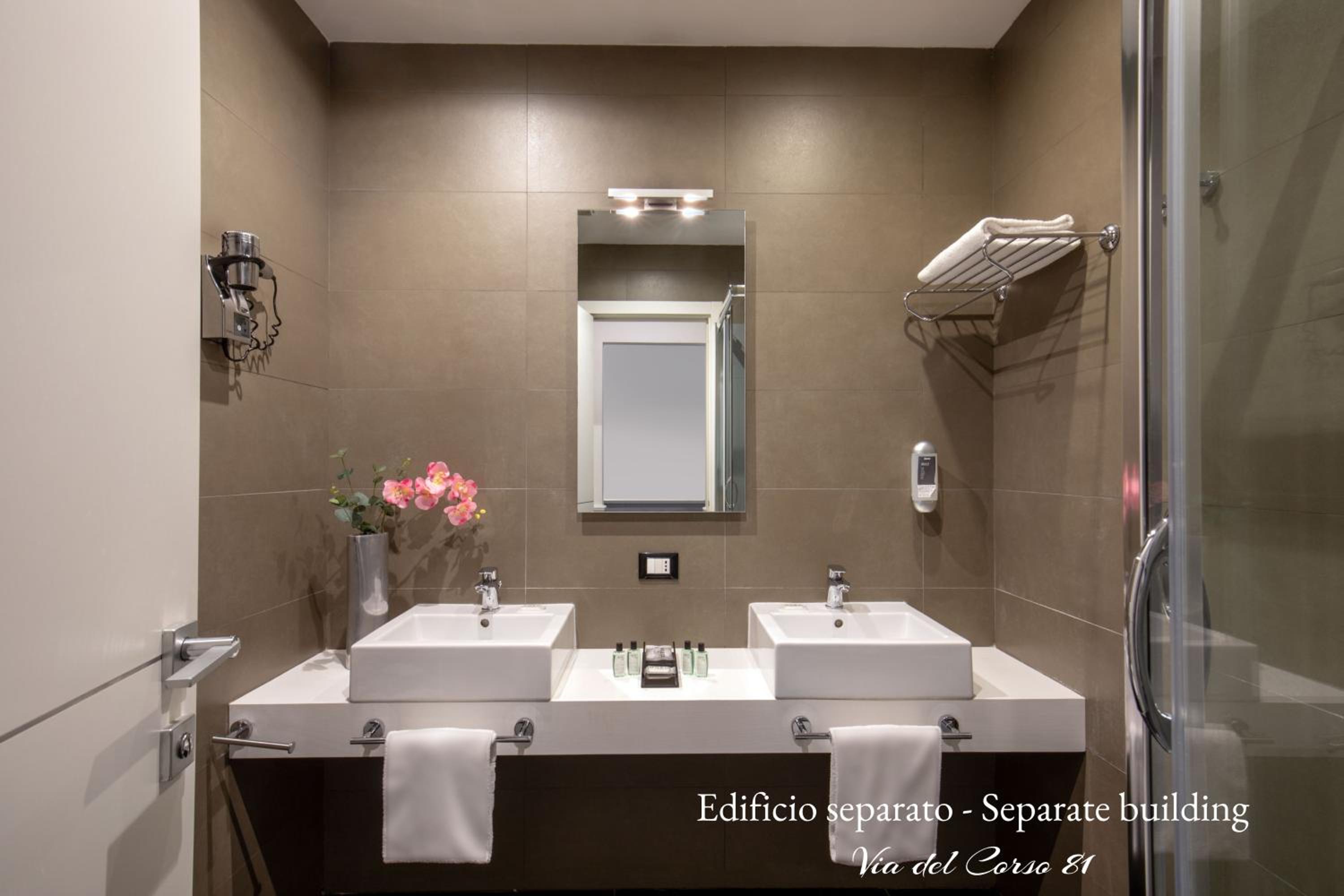 Two Connecting Double Rooms - Via del Corso 81 thumbnail 5