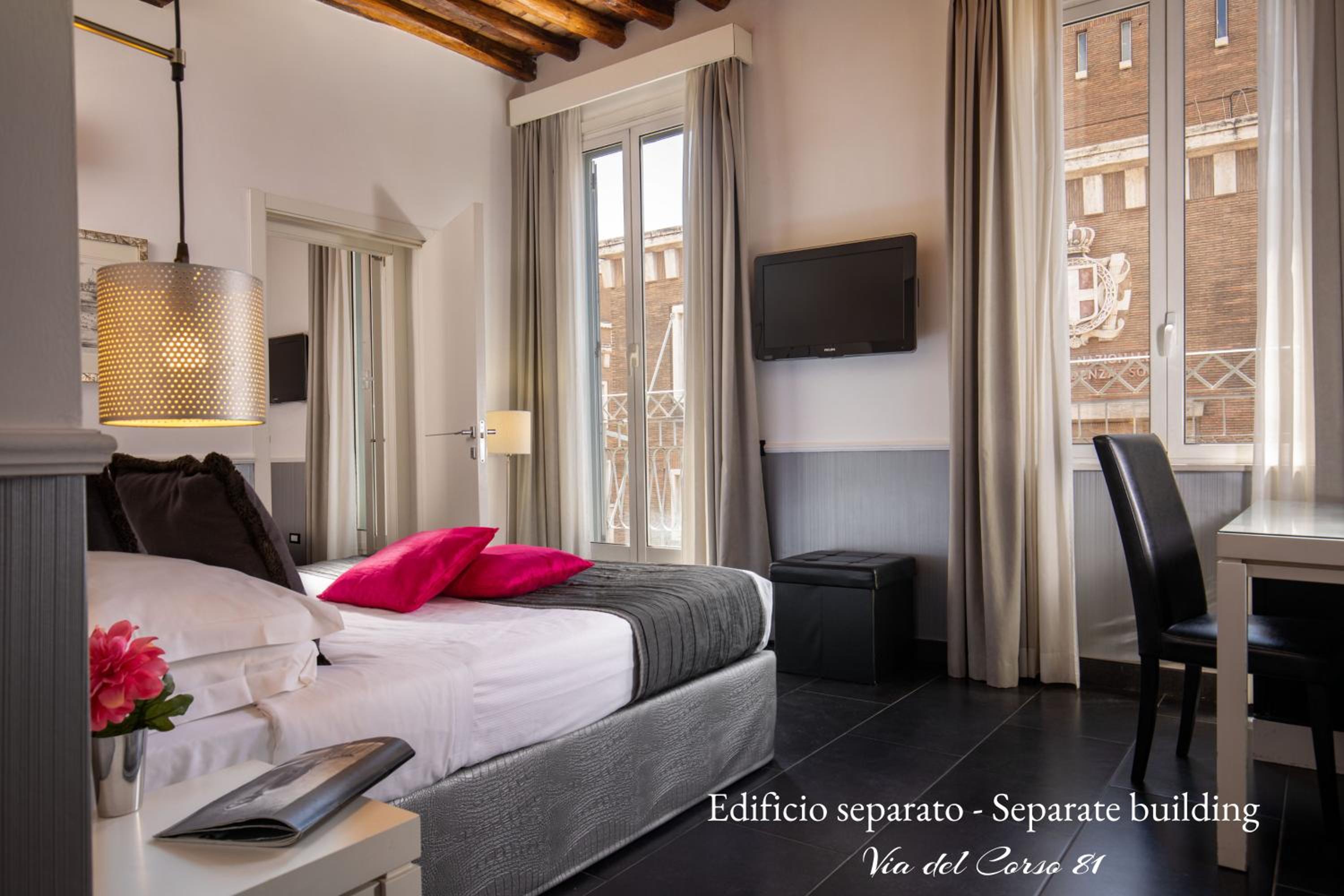 Two Connecting Double Rooms - Via del Corso 81
