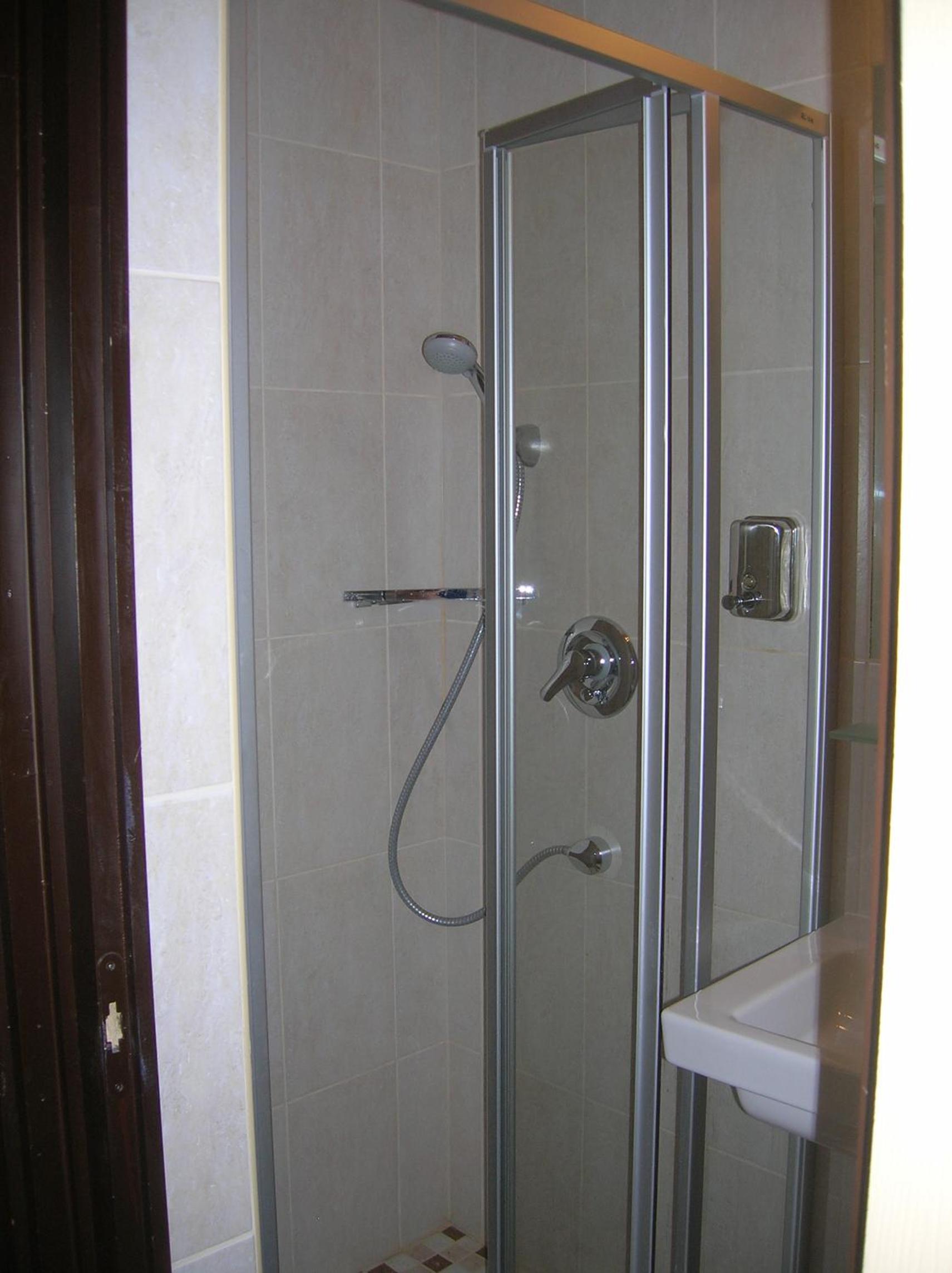 Economy Twin Room - Photo 5