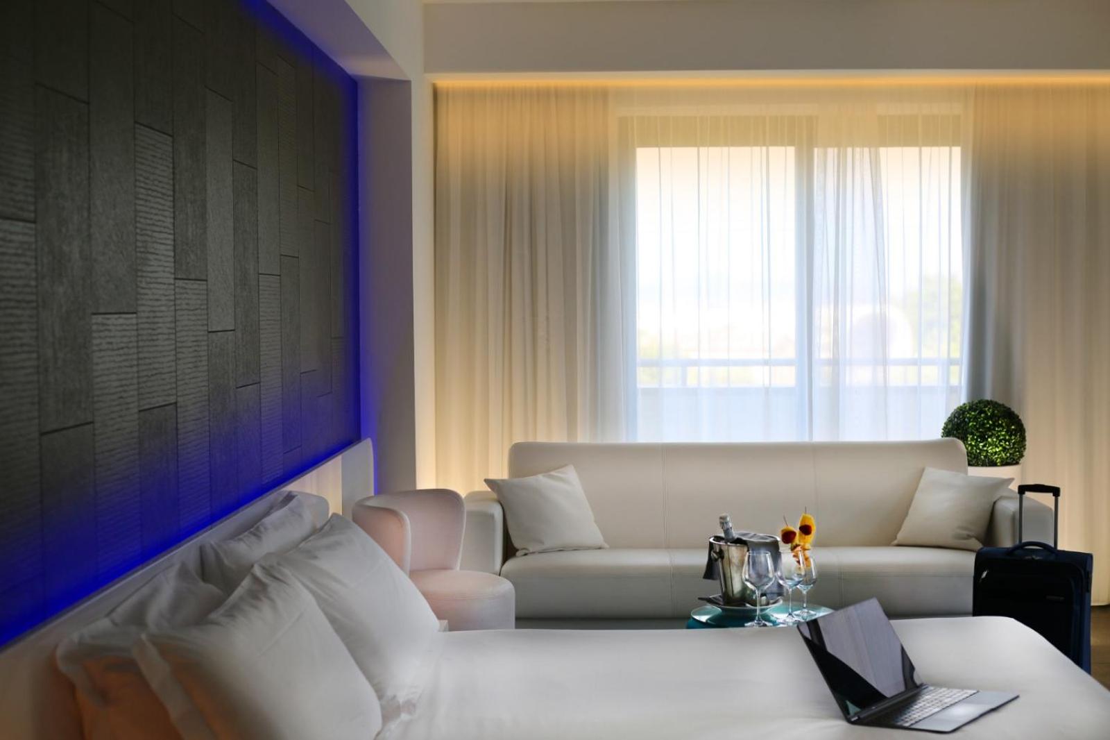 Junior Suite with Balcony - Photo 8