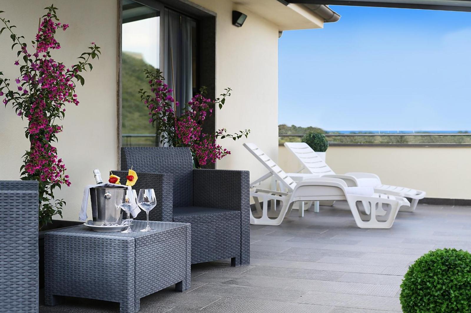 Junior Suite with Balcony - Photo 9