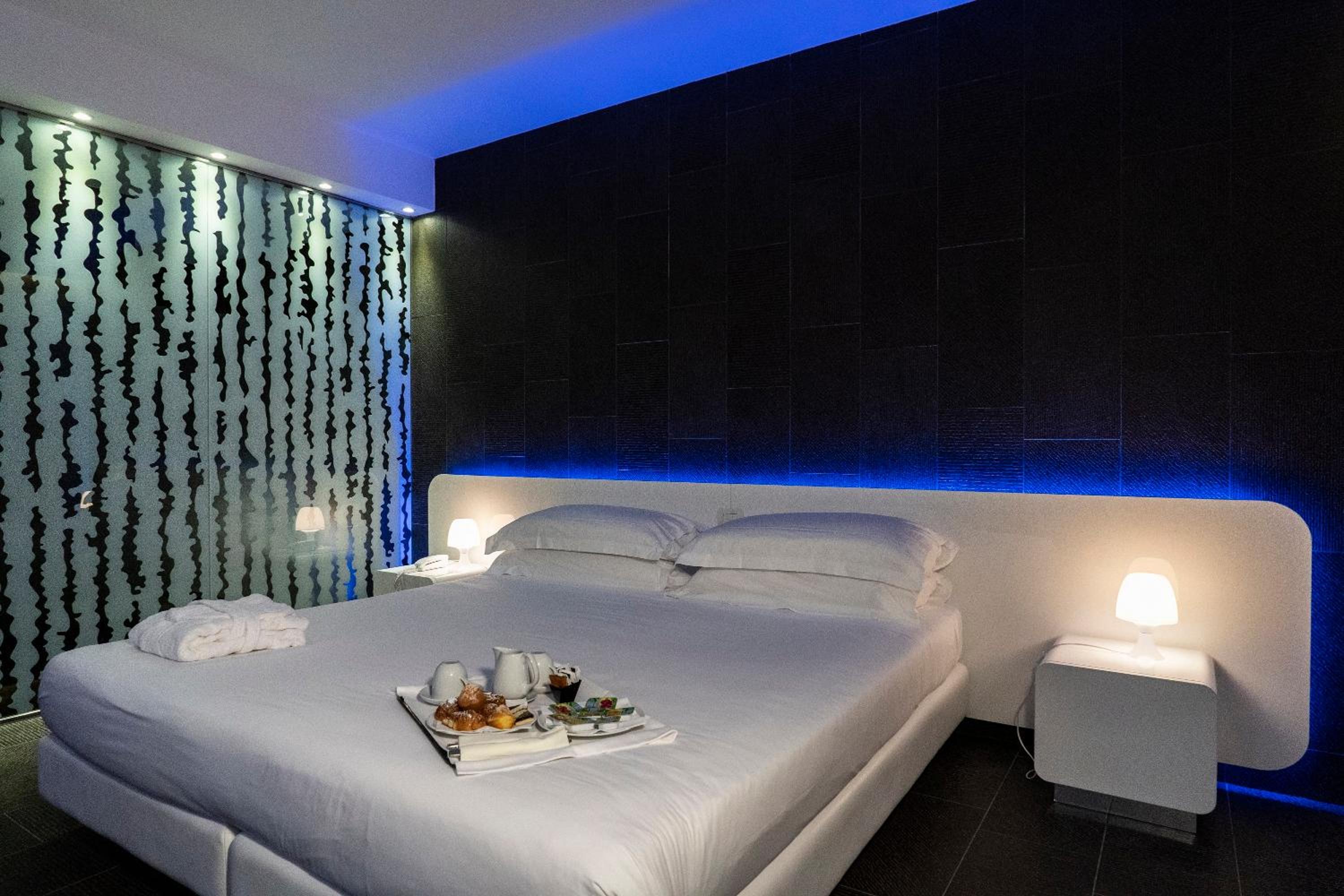 Double or Twin Room with Balcony - Photo 4