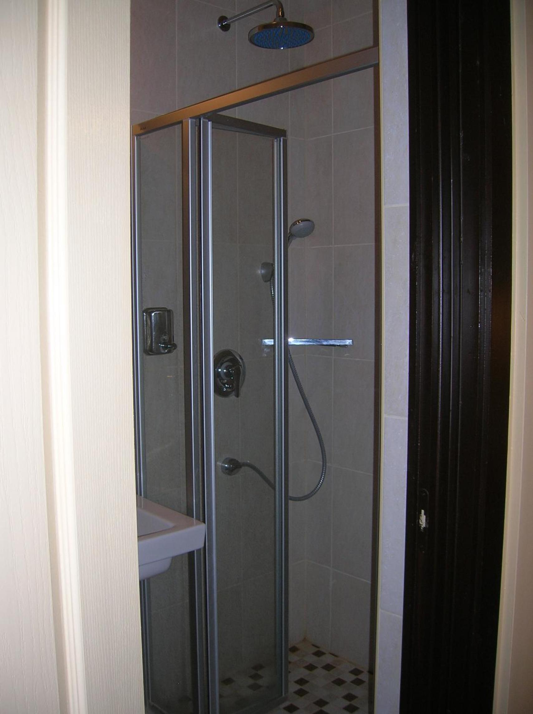 Twin Room with Balcony - Photo 8