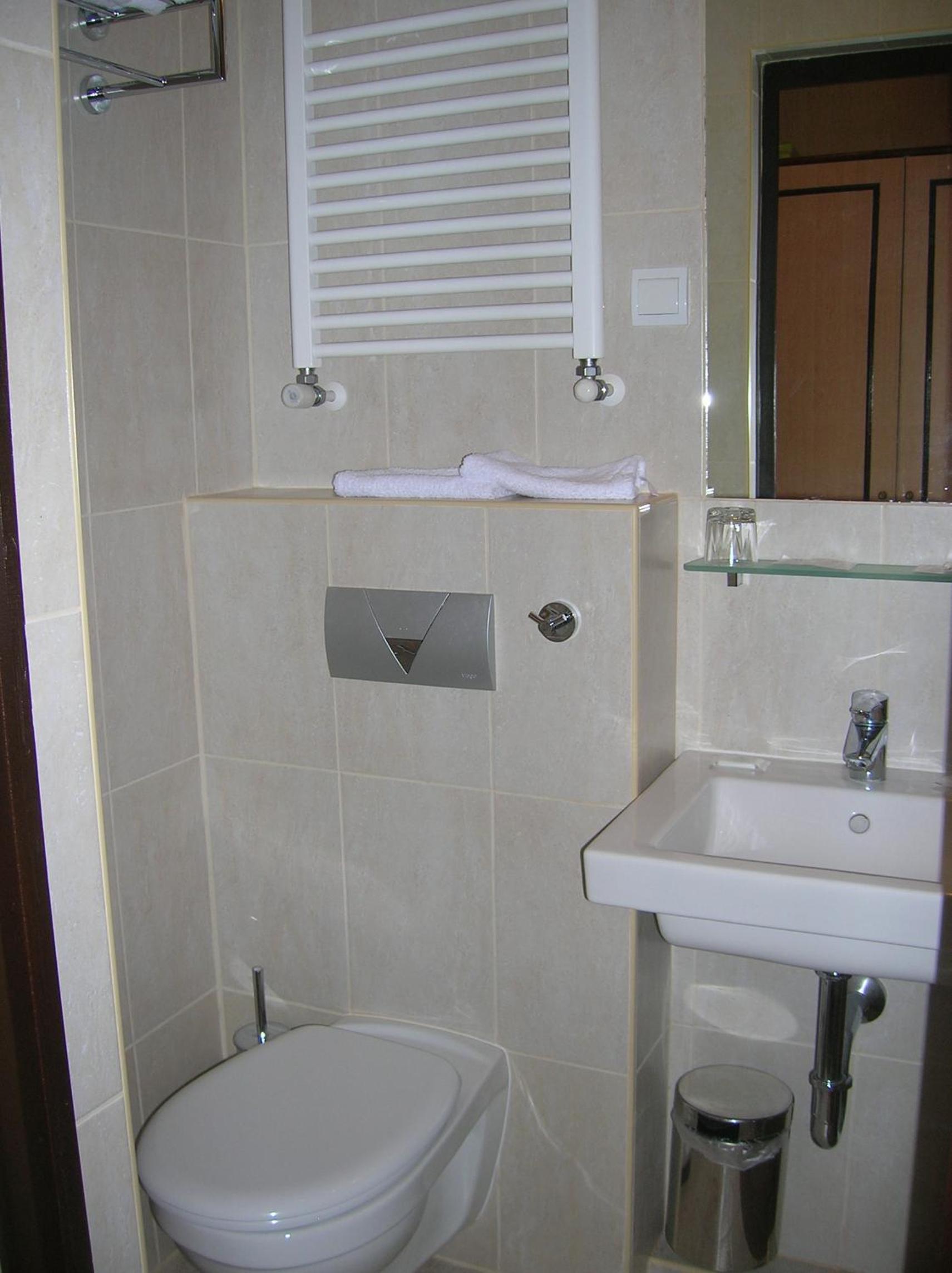 Twin Room with Balcony - Photo 9