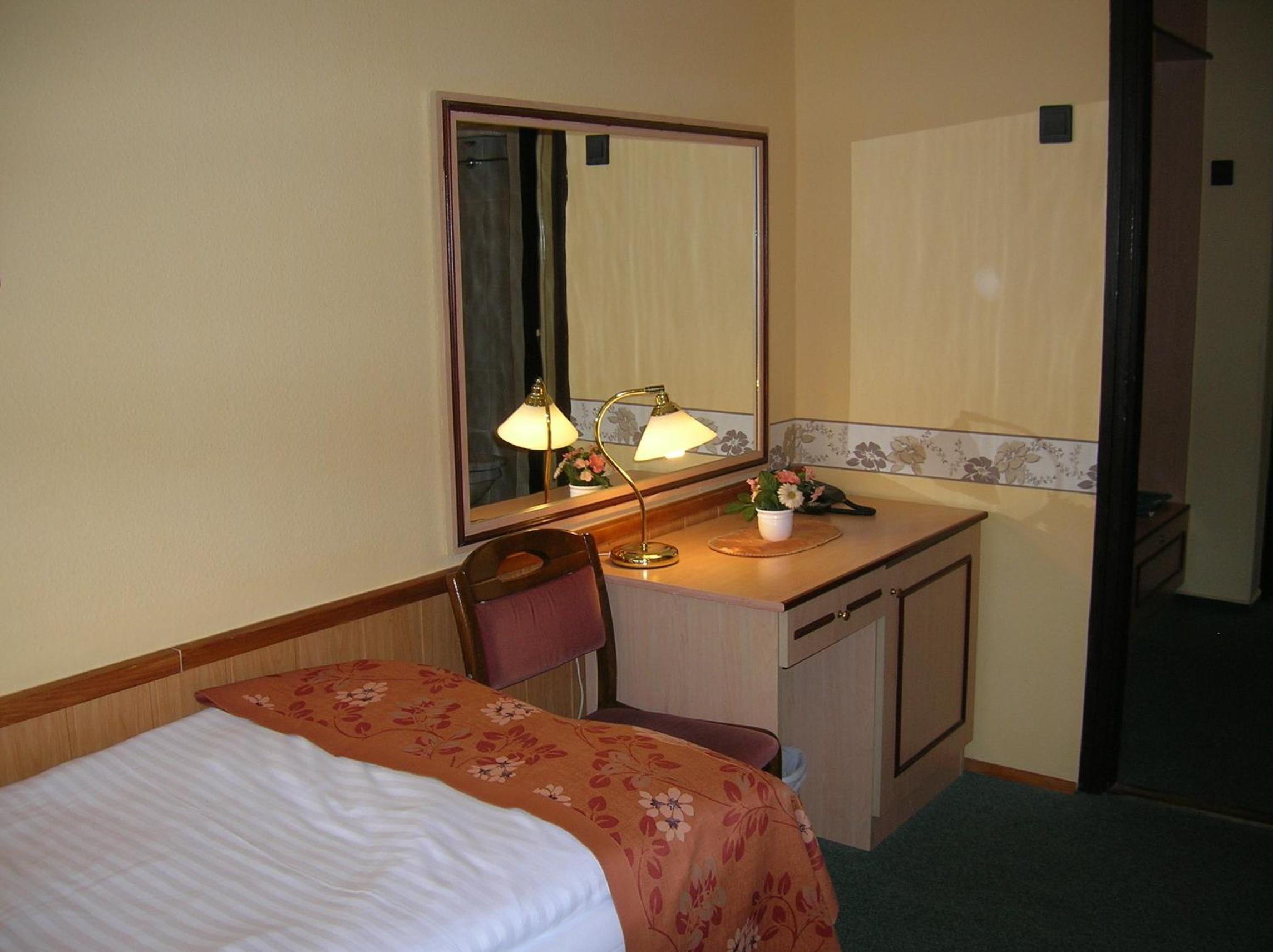Twin Room with Balcony - Photo 7