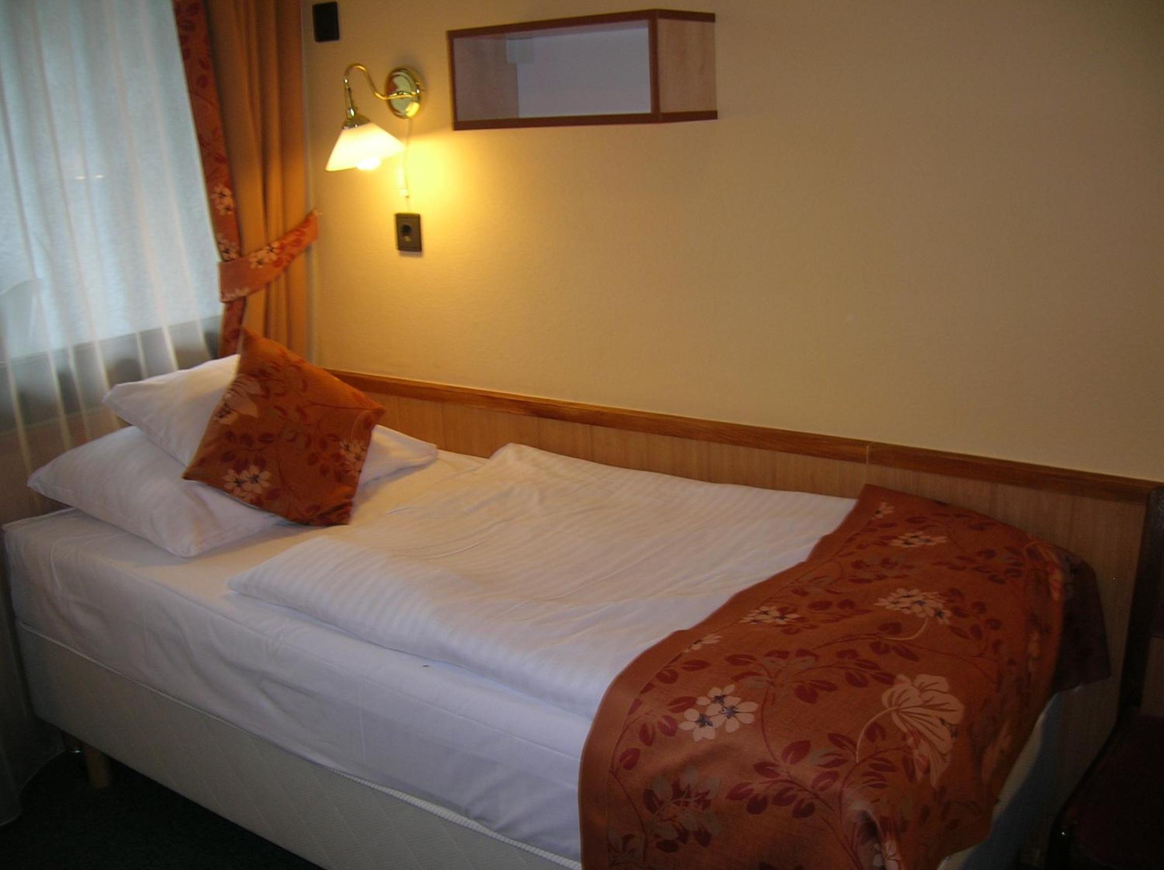 Twin Room with Balcony - Photo 6