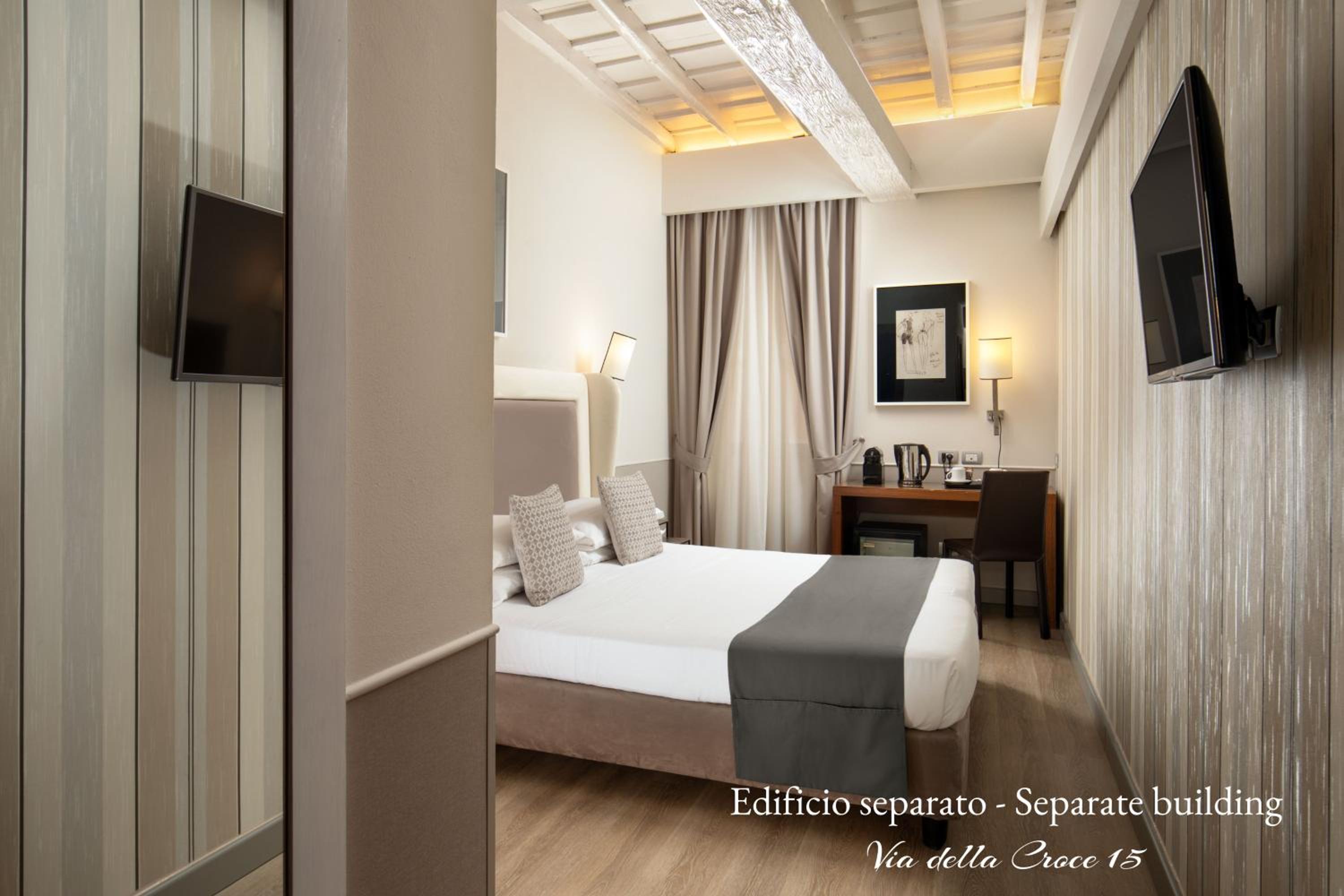 Two Connecting Rooms - Via della Croce 15
