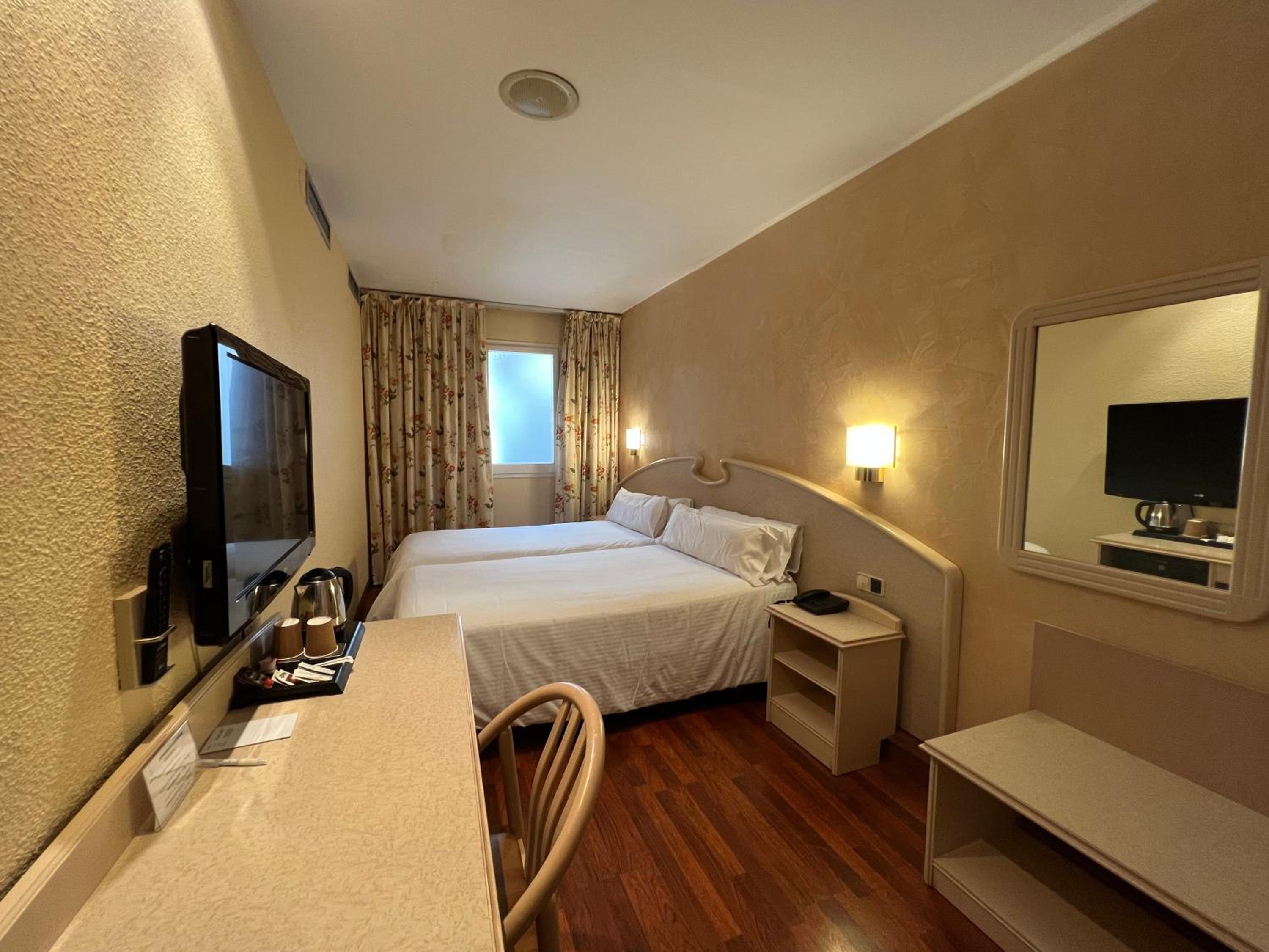 Economy Twin Room photo 2