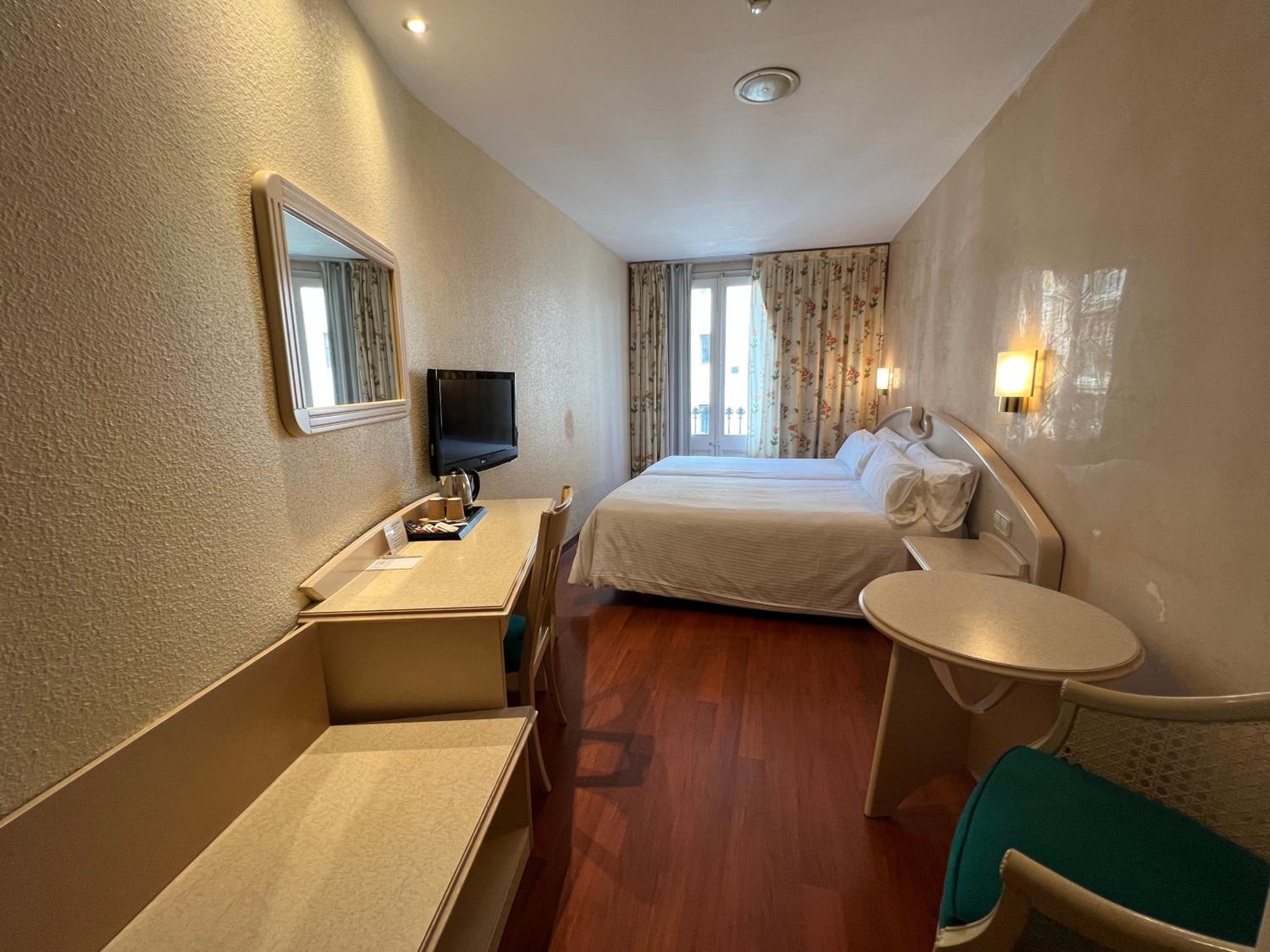 Economy Twin Room photo 3