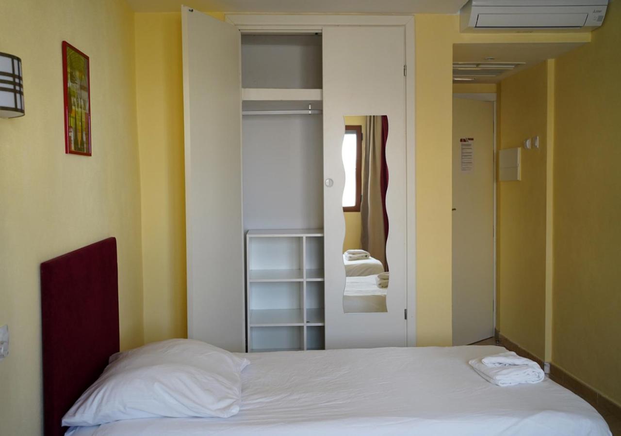 Twin Room with Balcony - Photo 8