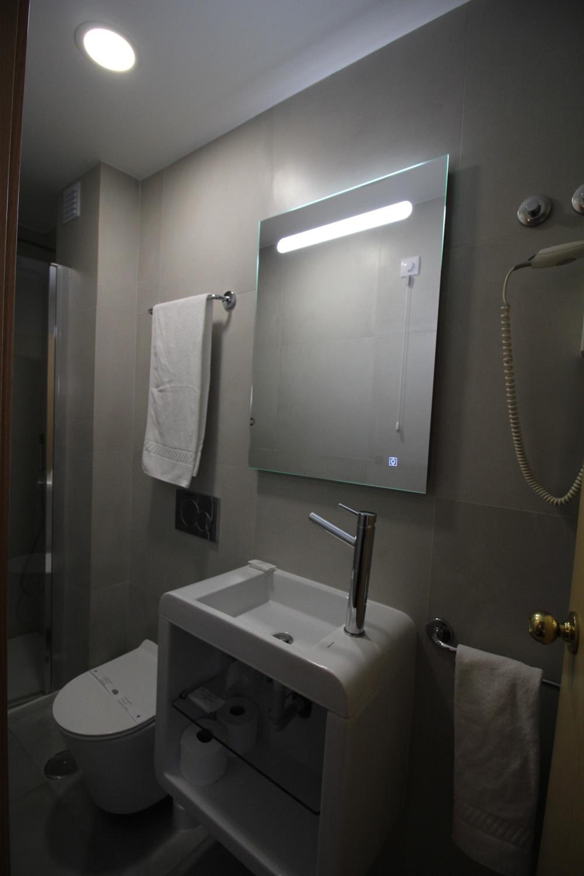 Very Small Single Room photo 2
