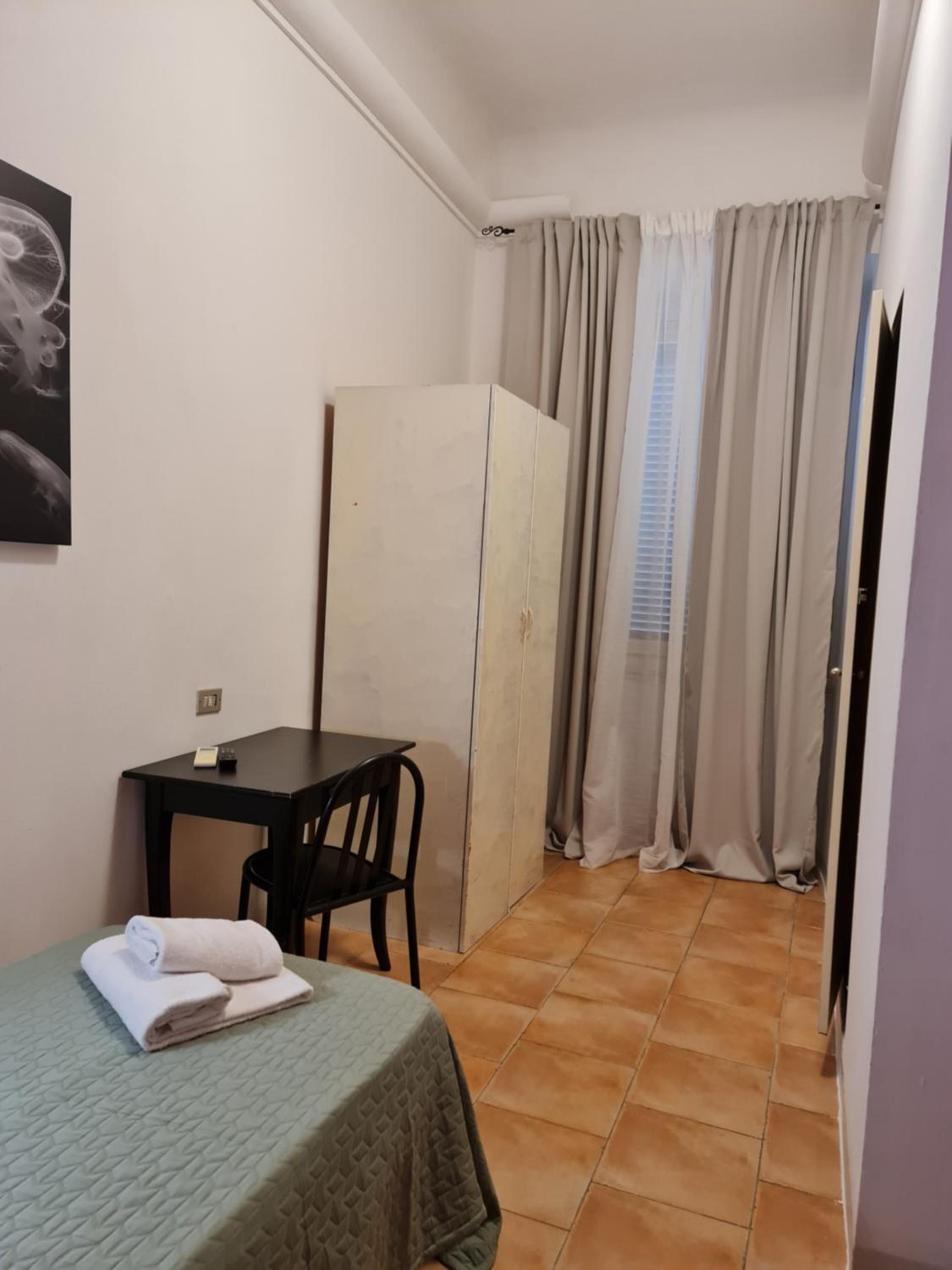 Single Room with Private Bathroom photo 3