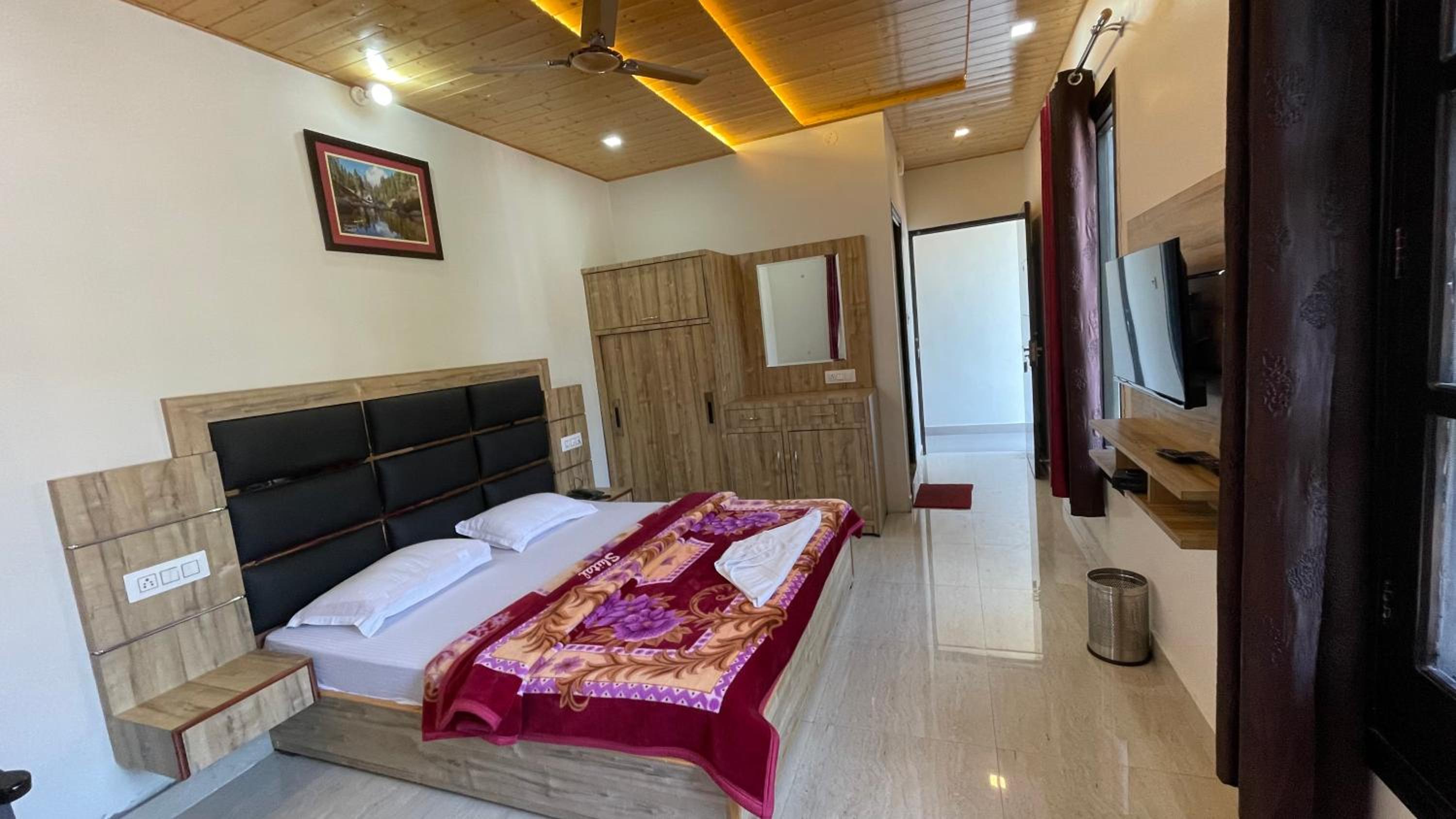 Deluxe Double Room with Balcony photo 3