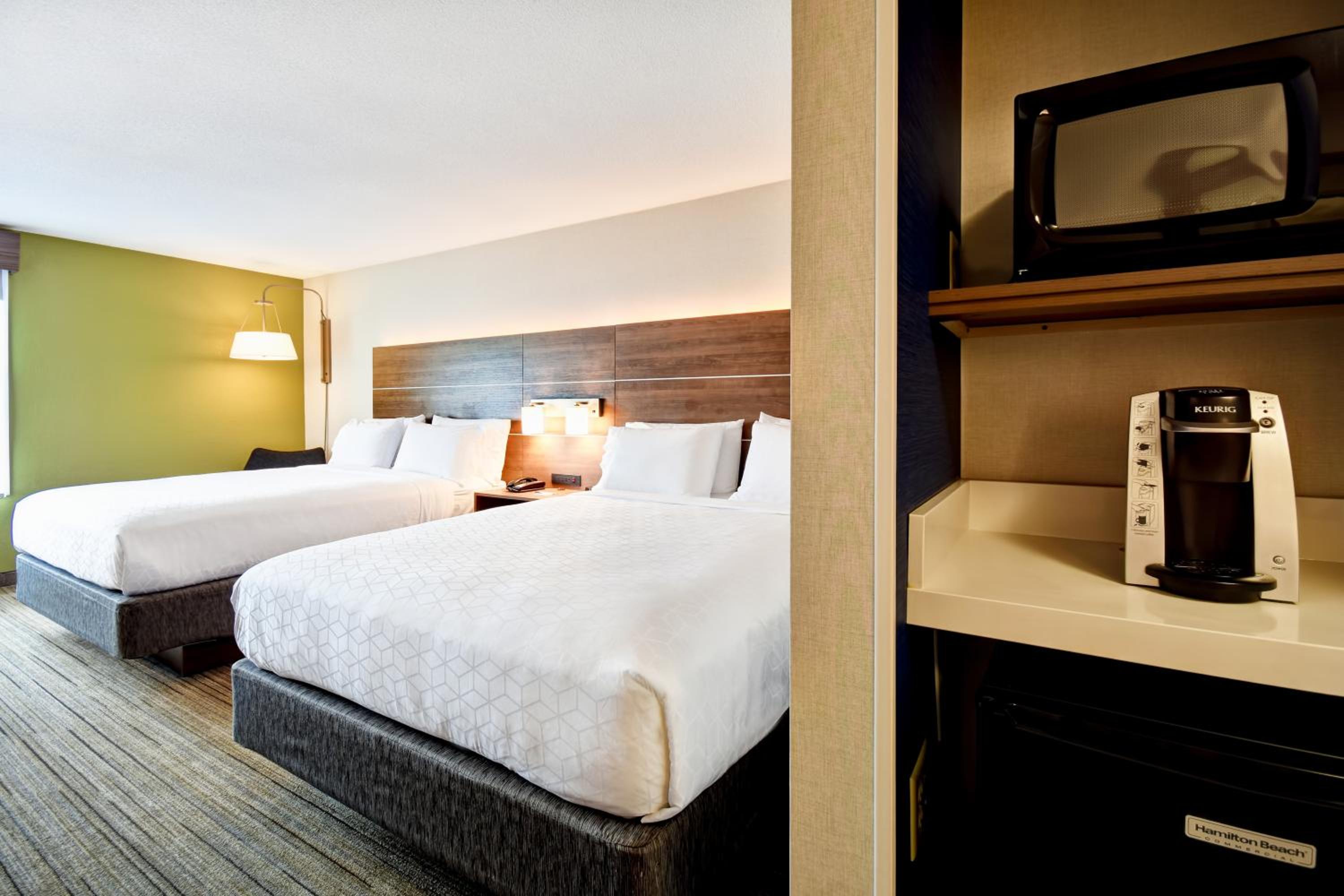 Standard Room with Two Queen Beds - Photo 5