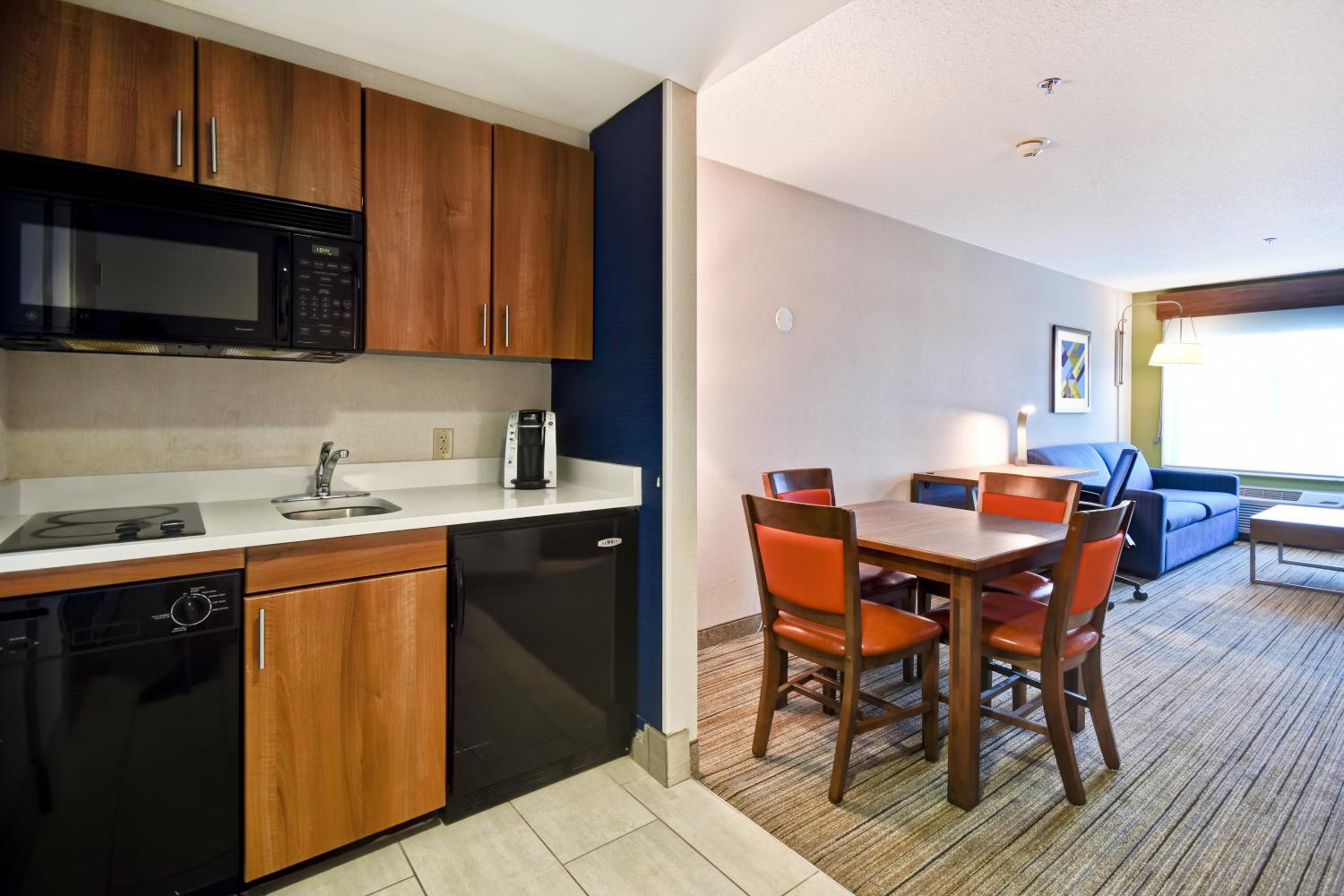 One-Bedroom King Suite with Living Area - Photo 3