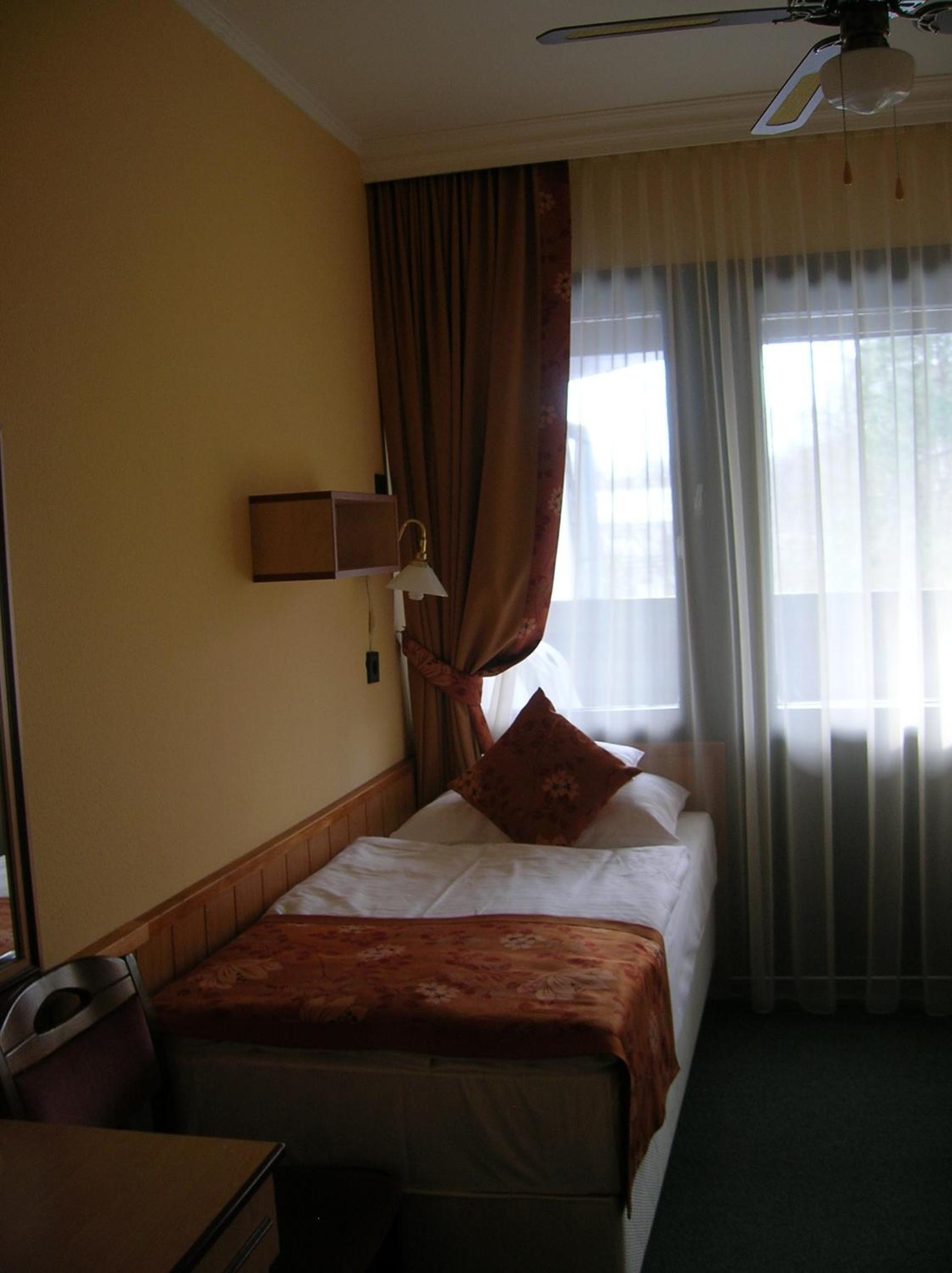 Twin Room with Balcony - Photo 14