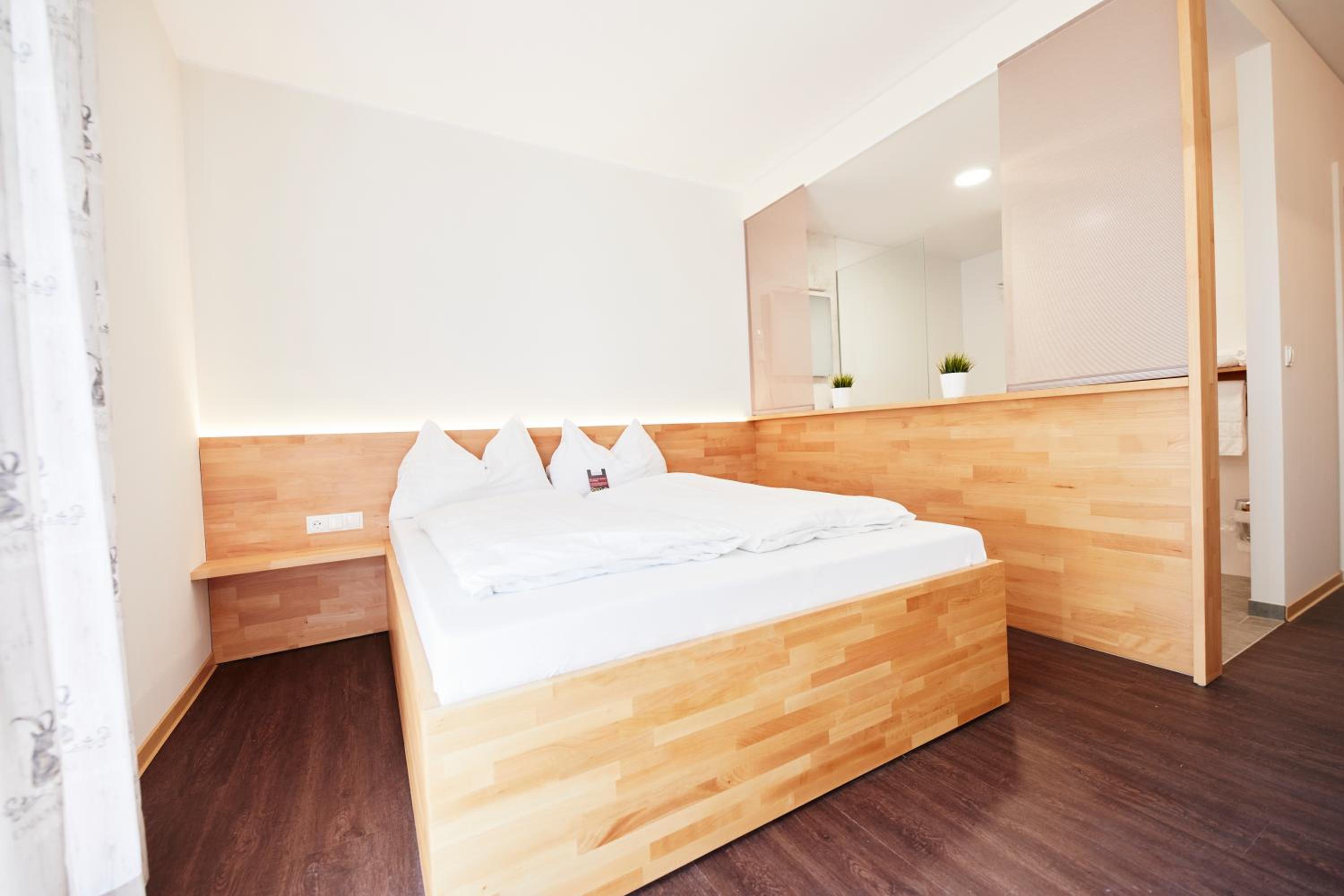 Deluxe Double Room with Balcony - Photo 11