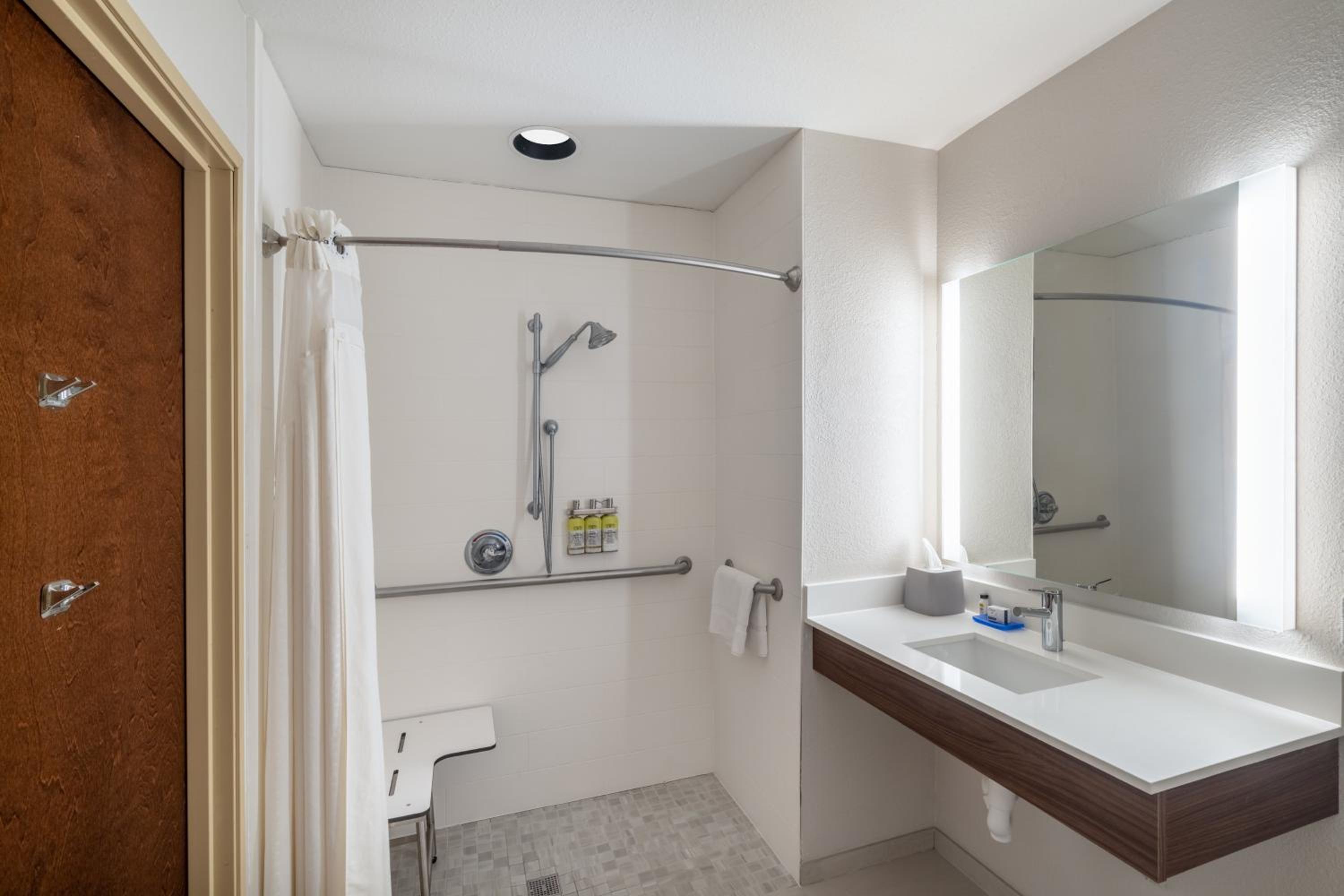 Standard Room with Two Queen Beds and Roll-In Shower - Mobility Access - Photo 3