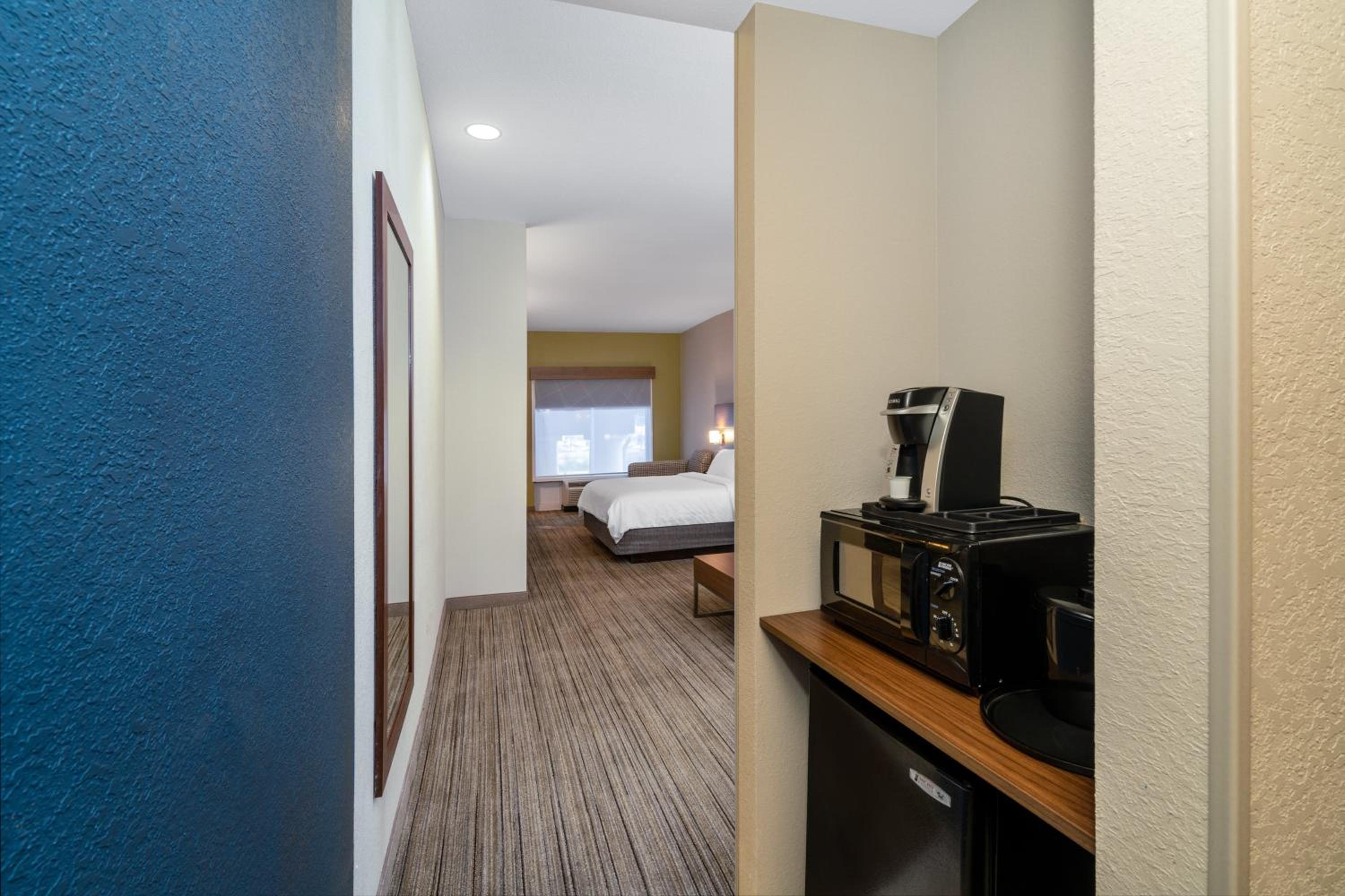 Double Suite - Mobility Access Tub/Non-Smoking - Photo 2