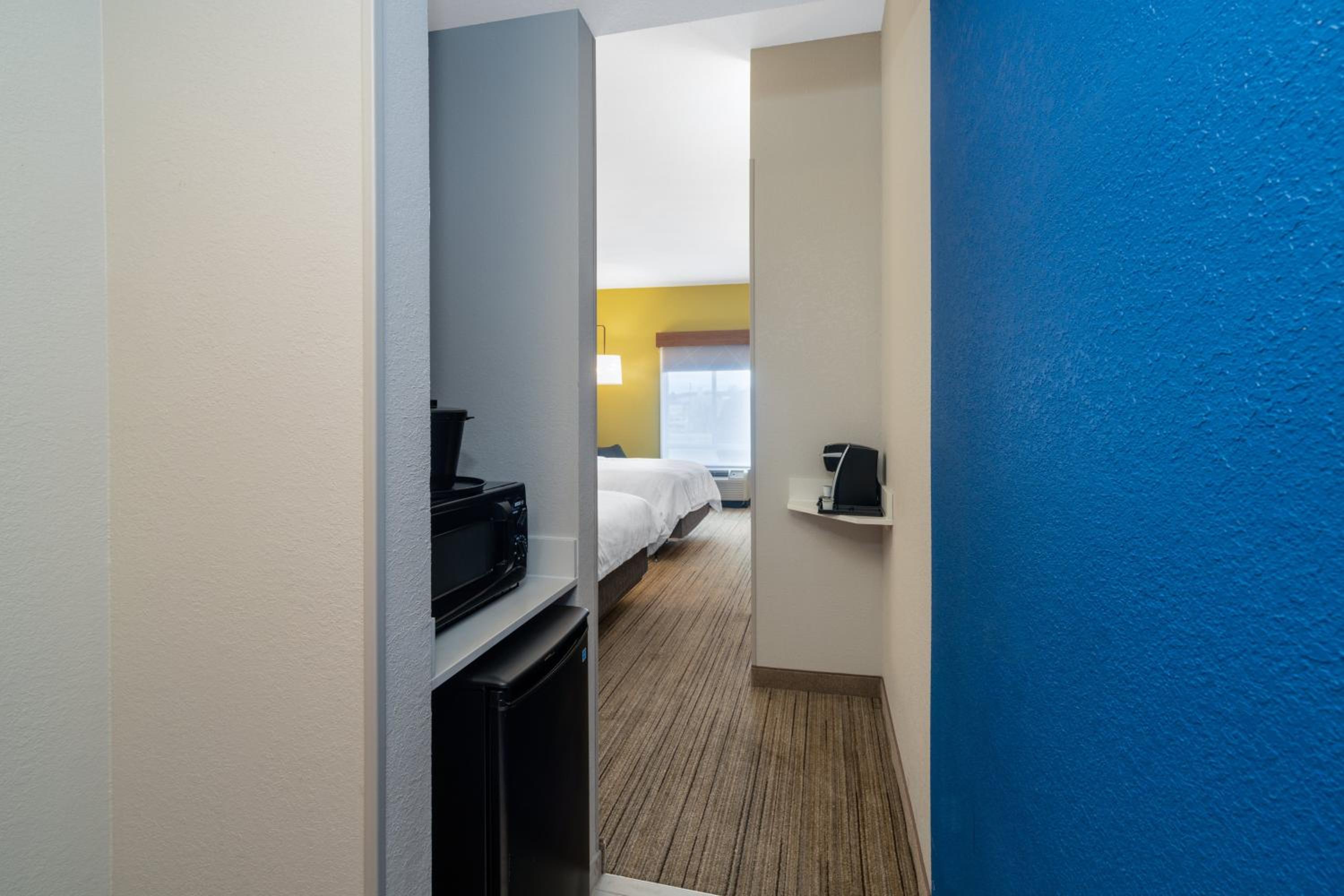 Standard Room with Two Queen Beds and Roll-In Shower - Mobility Access - Photo 5