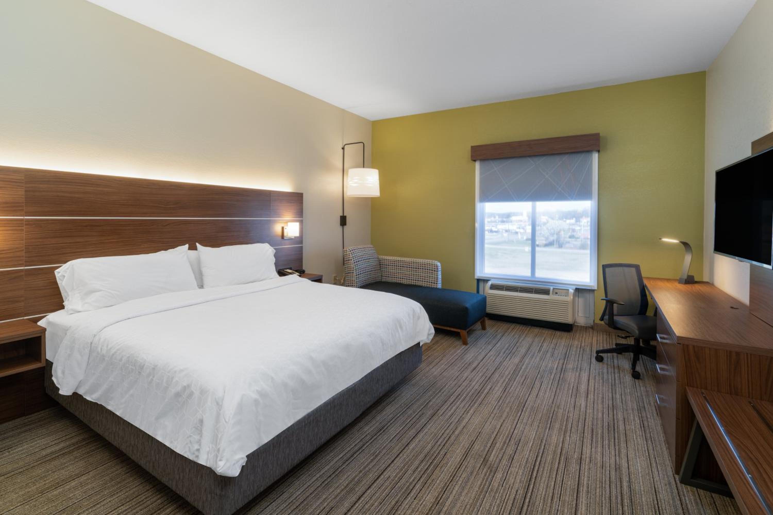 Standard King Room with Bath Tub - Mobility Access - Photo 1