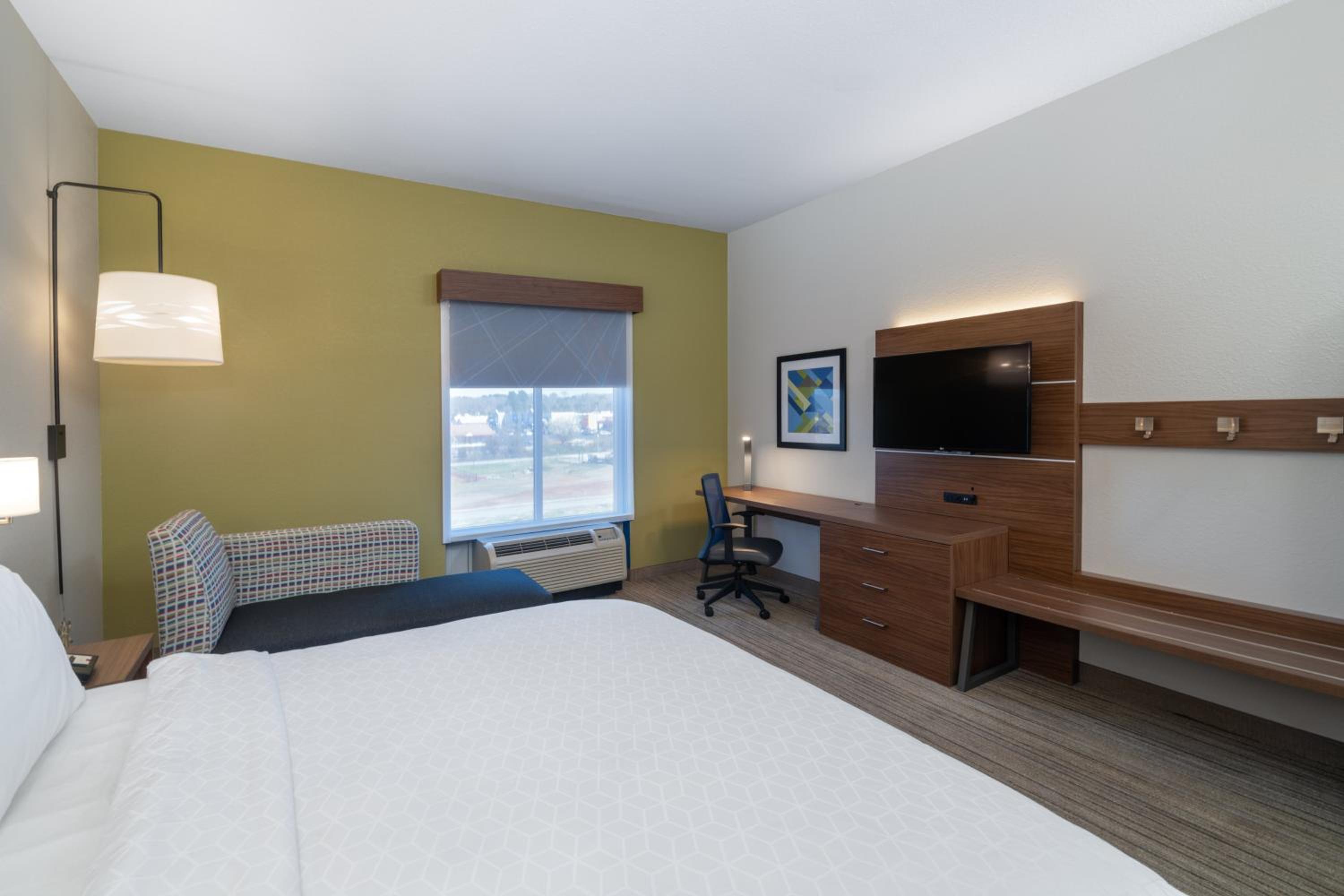 Standard King Room with Extra Floor Space - Photo 4