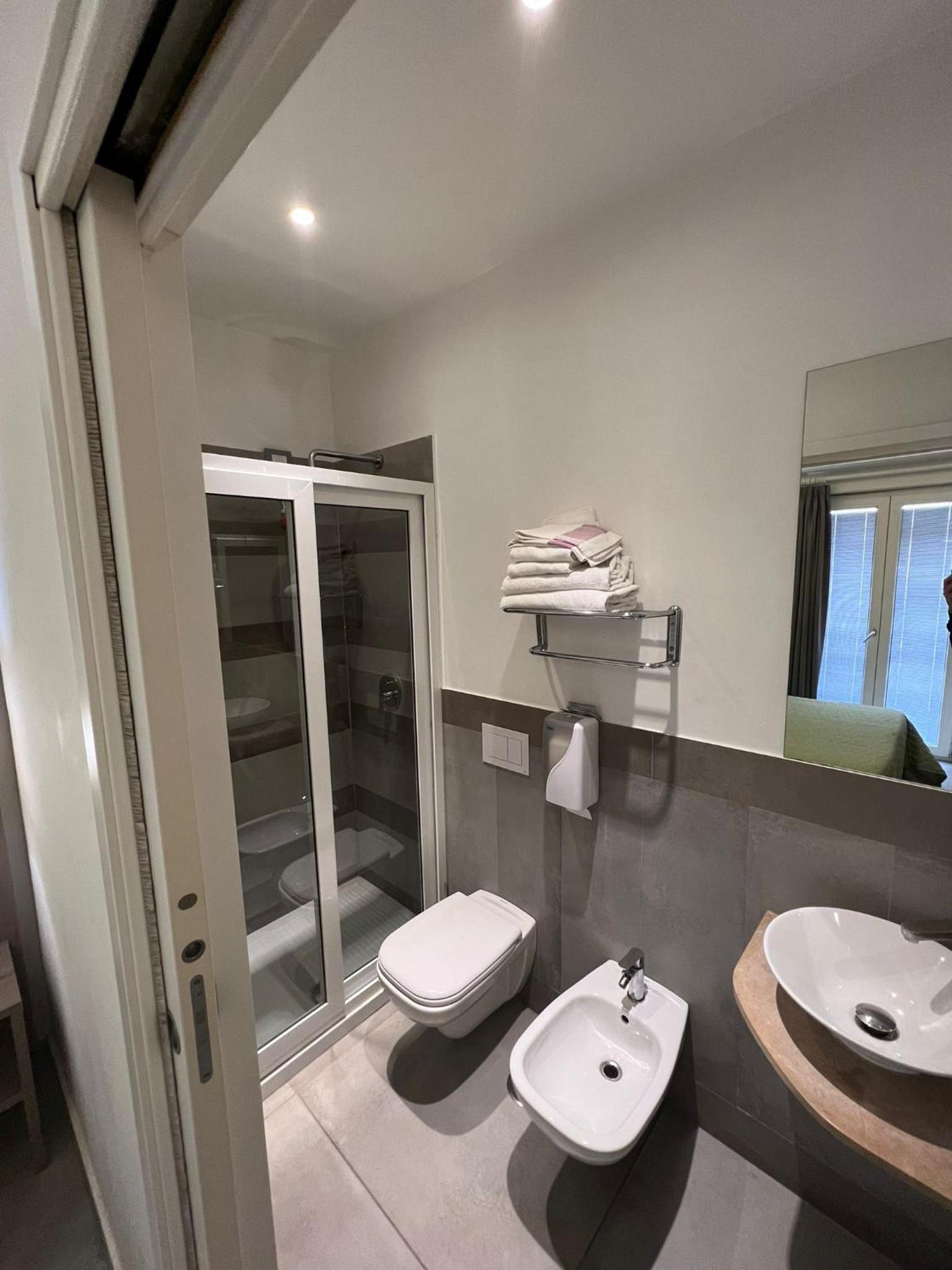 Standard Double Room - Photo 5