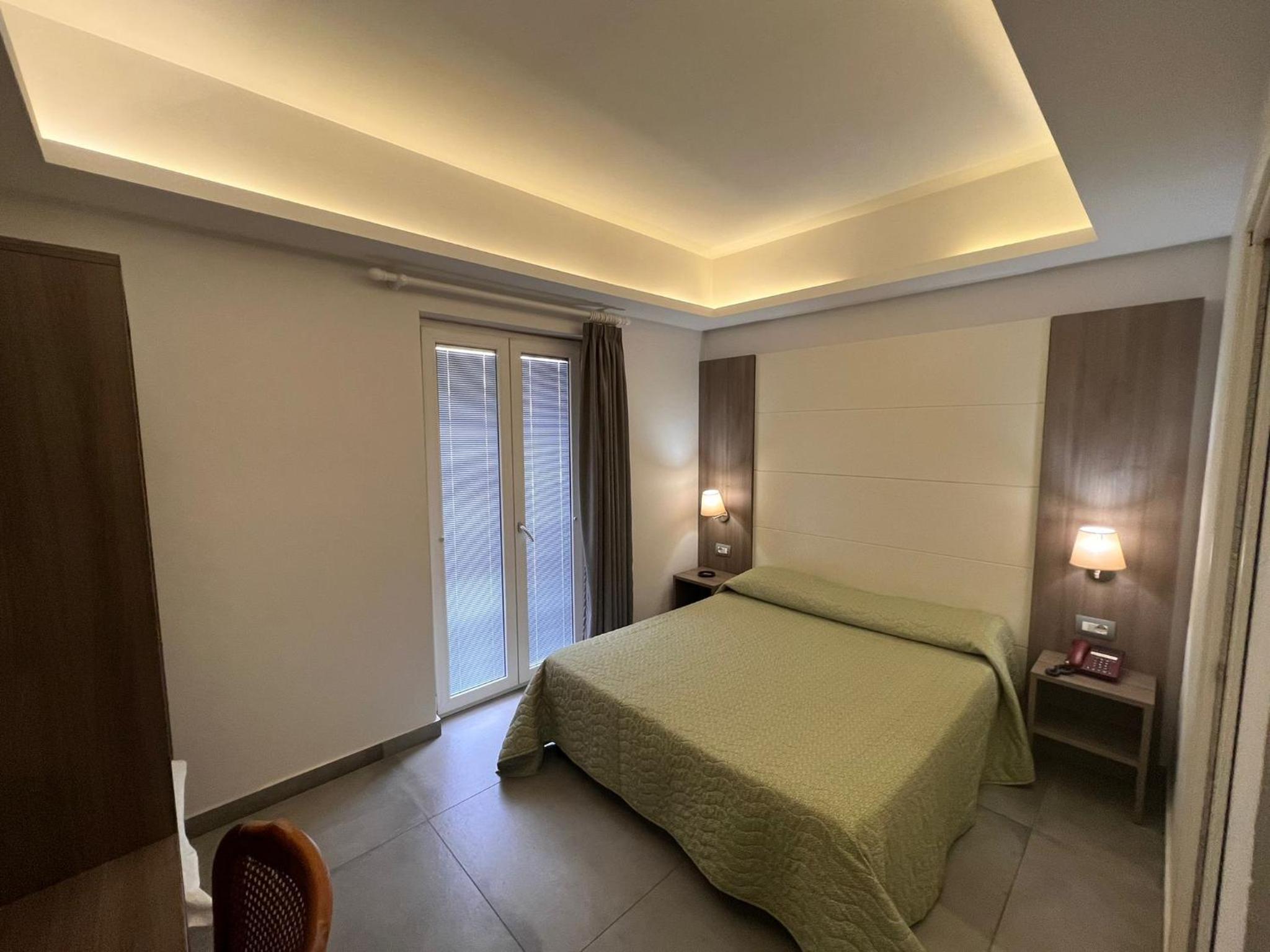 Standard Double Room - Photo 3
