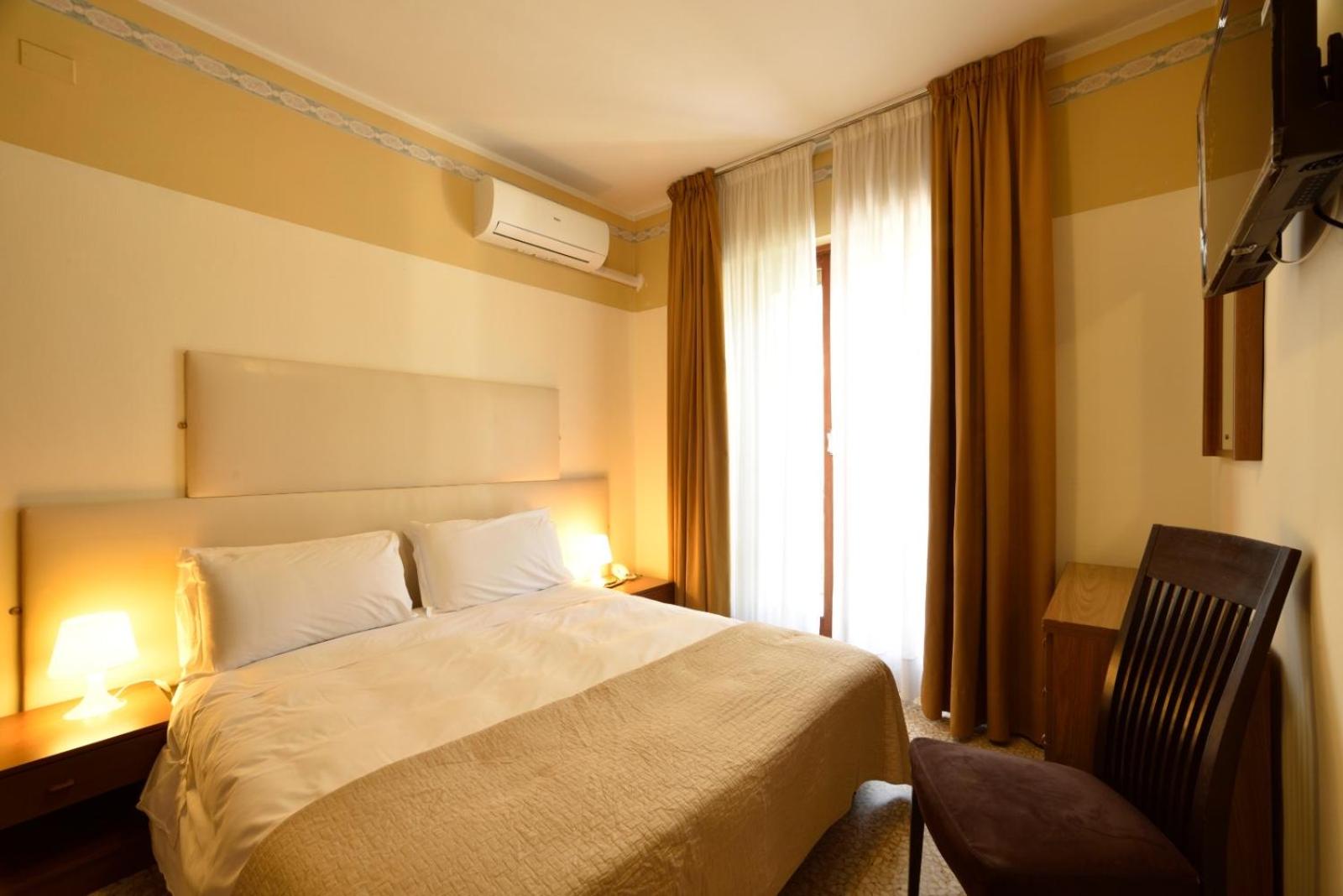 Double Room with Private Bathroom - Photo 7