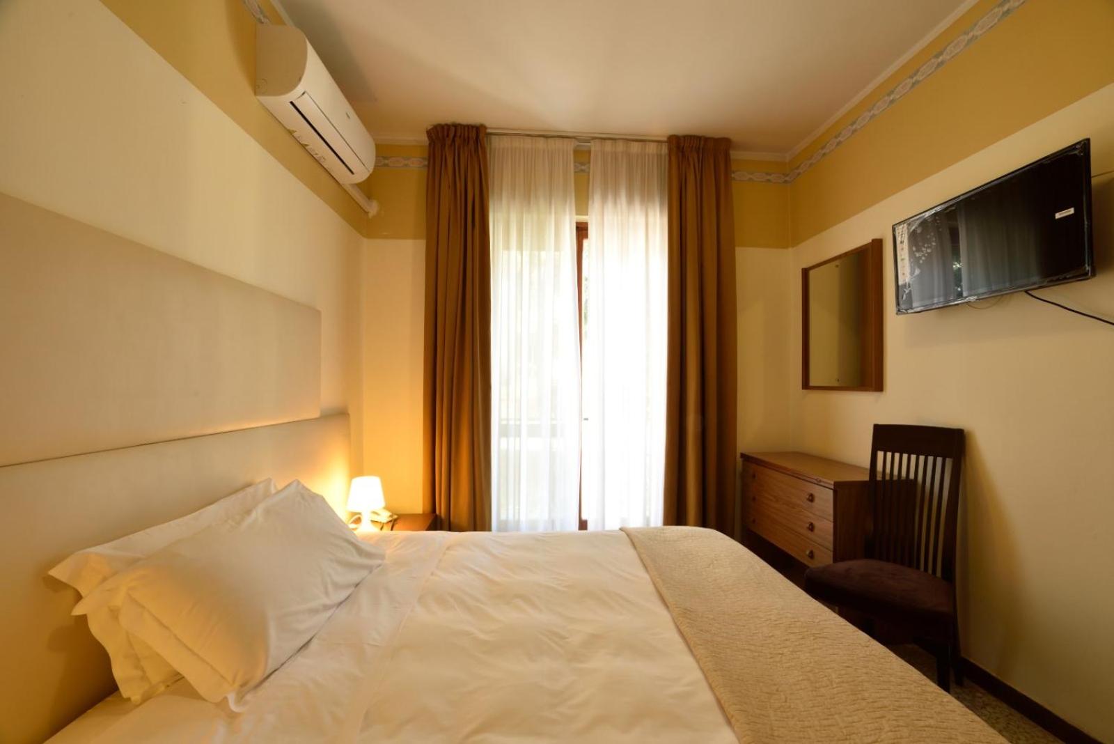 Double Room with Private Bathroom - Photo 8
