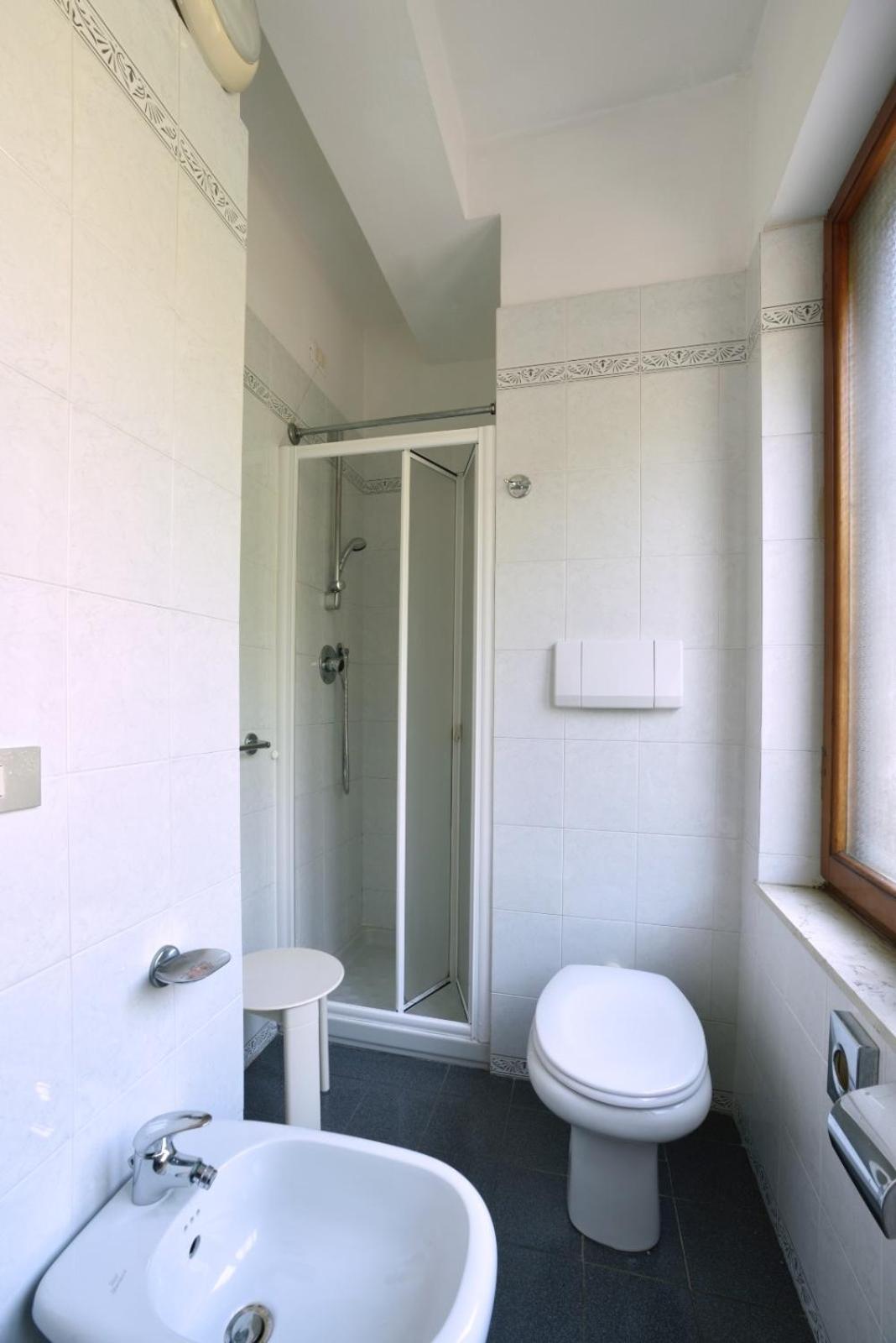 Double Room with Private Bathroom - Photo 10