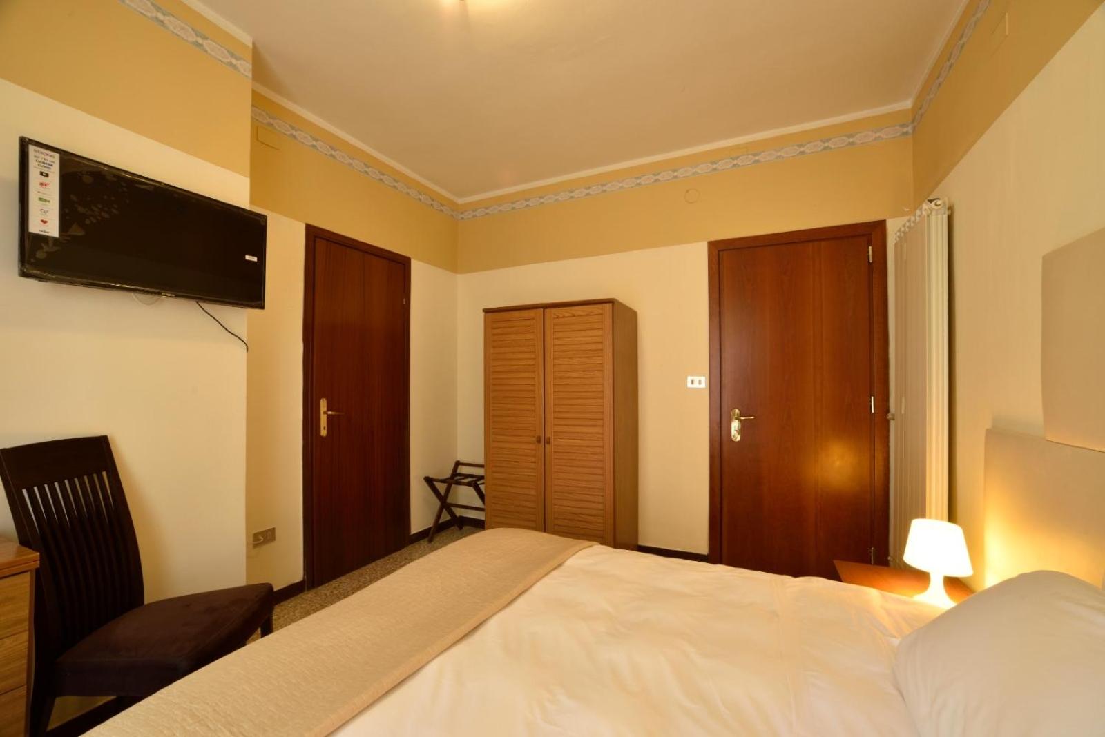 Double Room with Private Bathroom - Photo 3