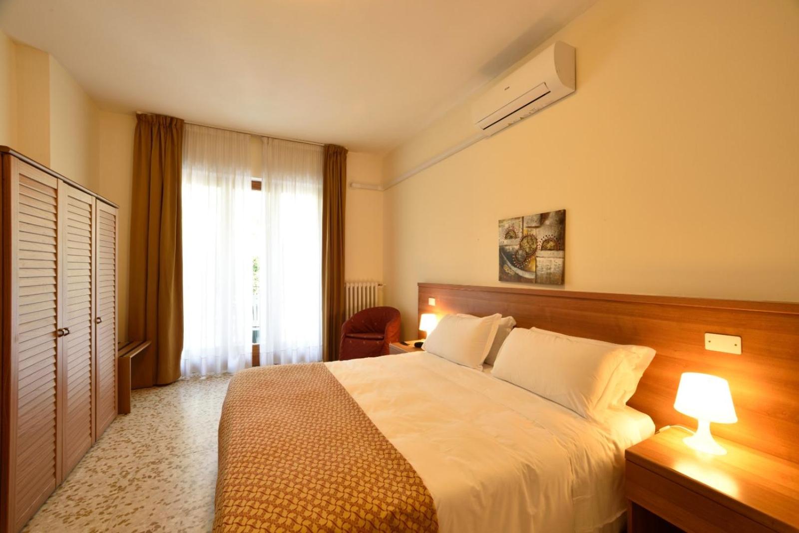 Double Room with Private Bathroom - Photo 14
