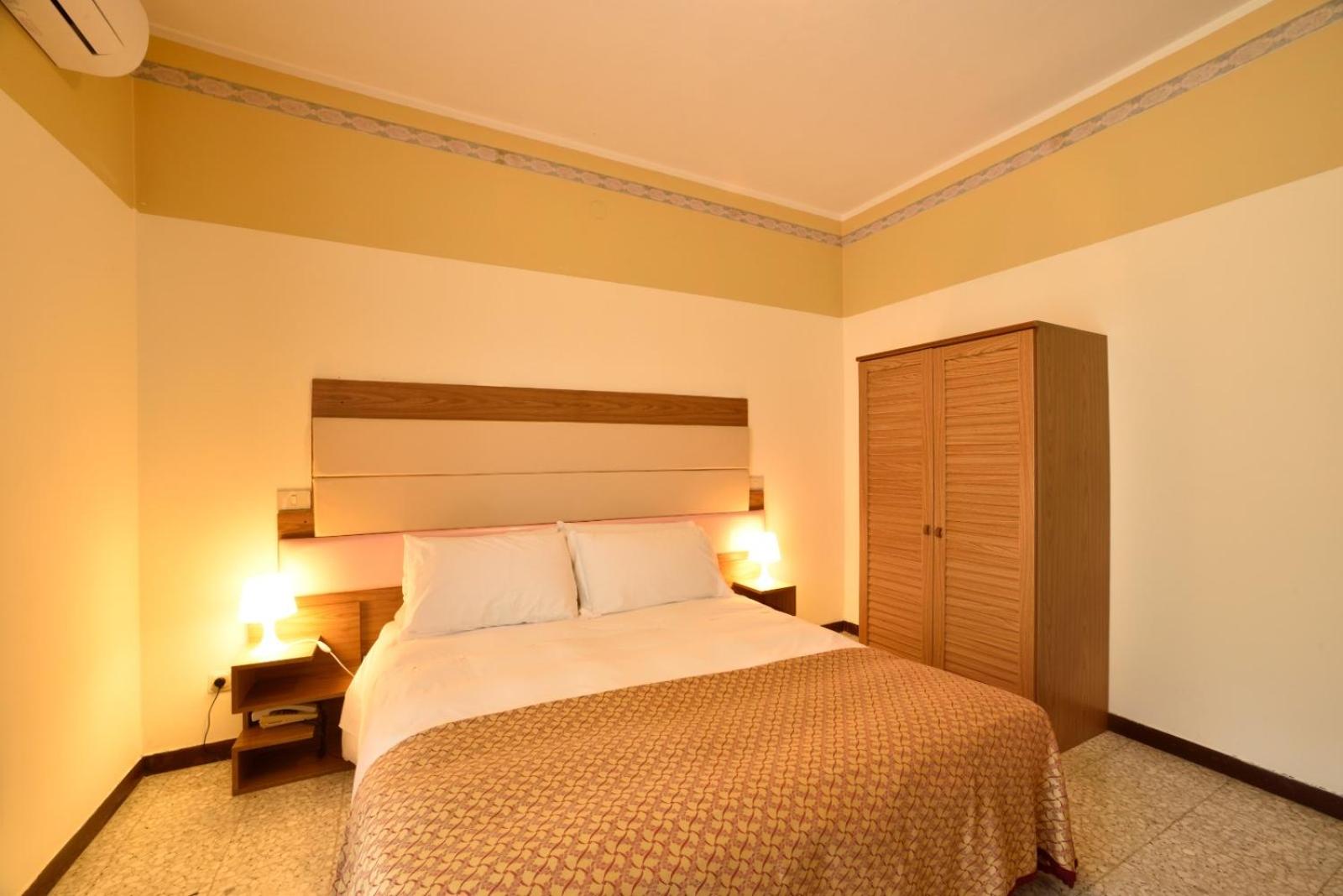 Double Room with Private Bathroom - Photo 11